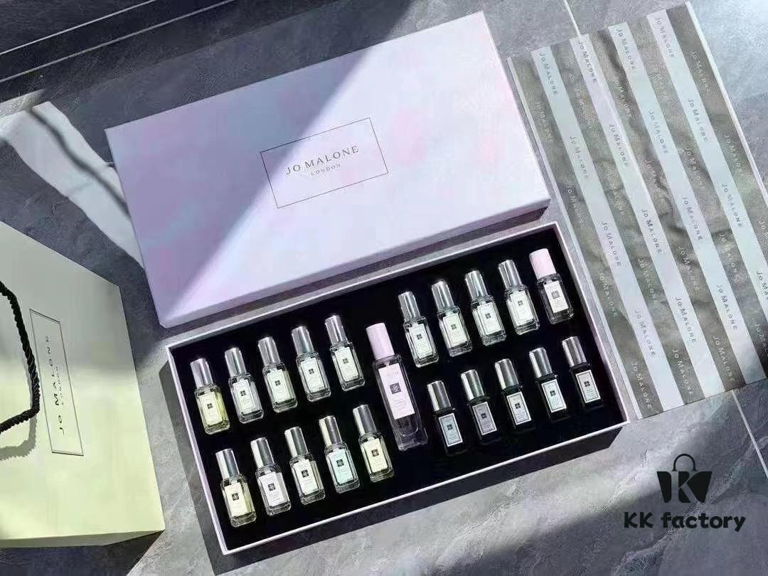 Jo Malone 21-Piece Collector's Edition Set with Retail Tote Bag, Including 1 x 30ml Cherry Blossom and 20 x 9ml Mini Fragrances in Assorted Signature Scents