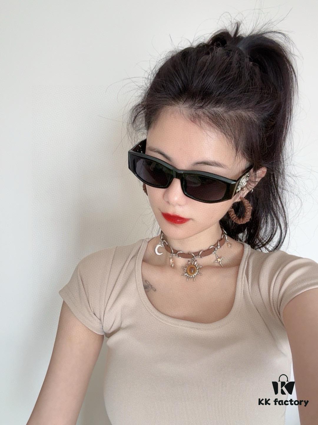 Chanel Oversized Square Sunglasses, Classic Square Frame Design, Universal Fit for All Face Shapes, Polarized UV-Protective Lenses, Ideal with Coats or Dresses, Model: CH9231