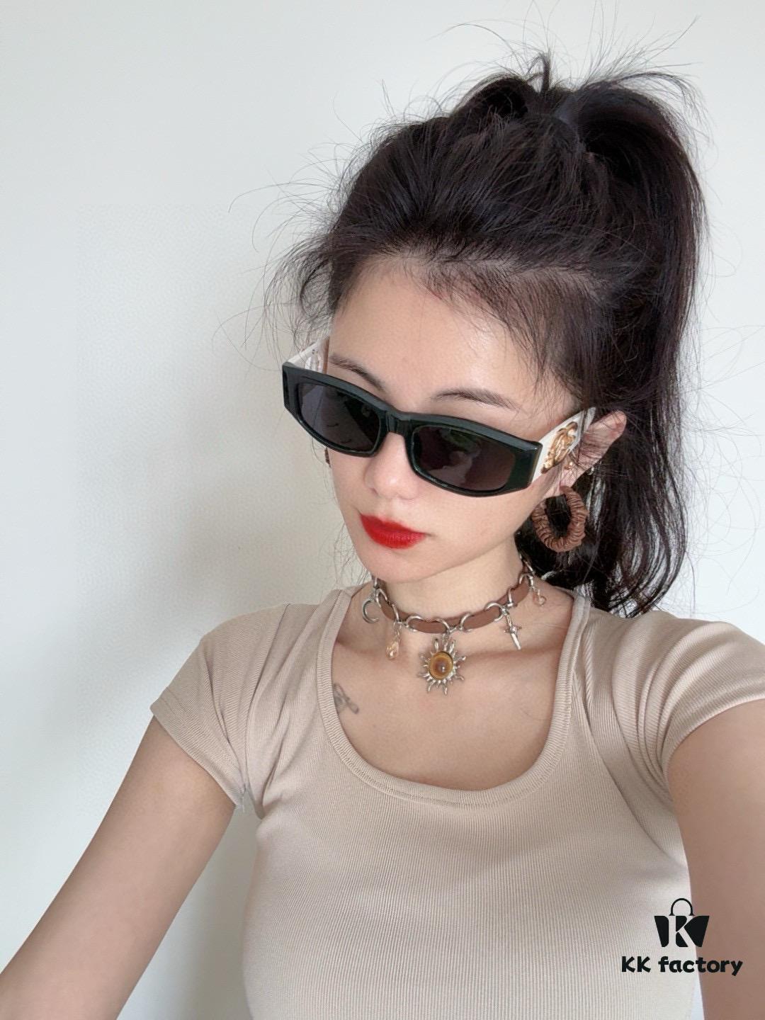 Chanel Oversized Square Sunglasses, Classic Square Frame Design, Universal Fit for All Face Shapes, Polarized UV-Protective Lenses, Ideal with Coats or Dresses, Model: CH9231
