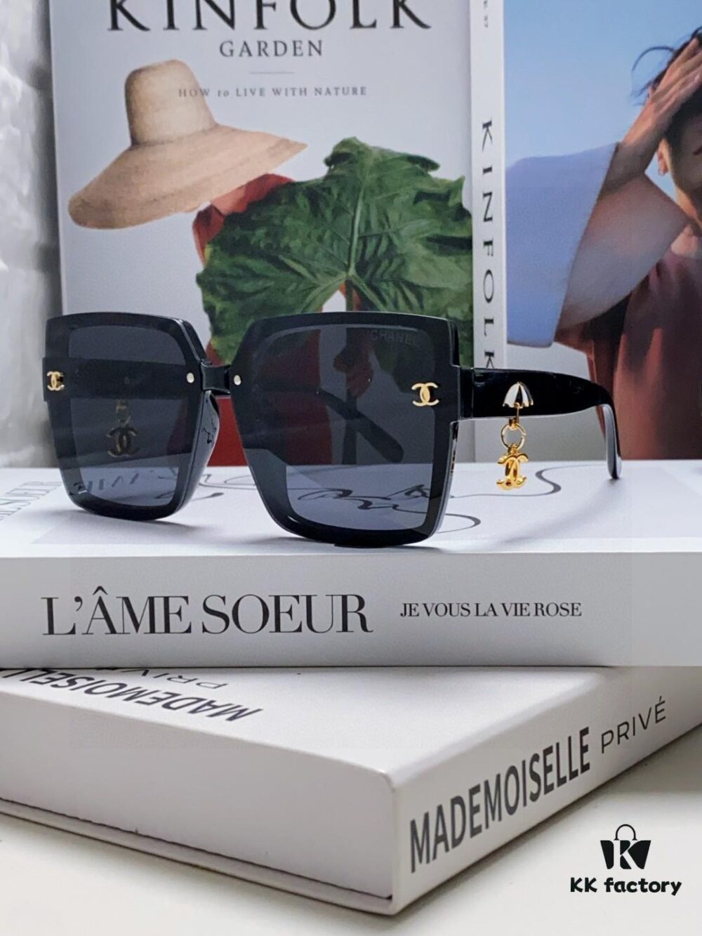 Chanel 2025 New Arrival Fashion Sunglasses, Stylish Oversized Gradient Lens Sun Glasses with UV Protection, Compact Design to Flatter Face Shape, Raincoat Charm Pendant