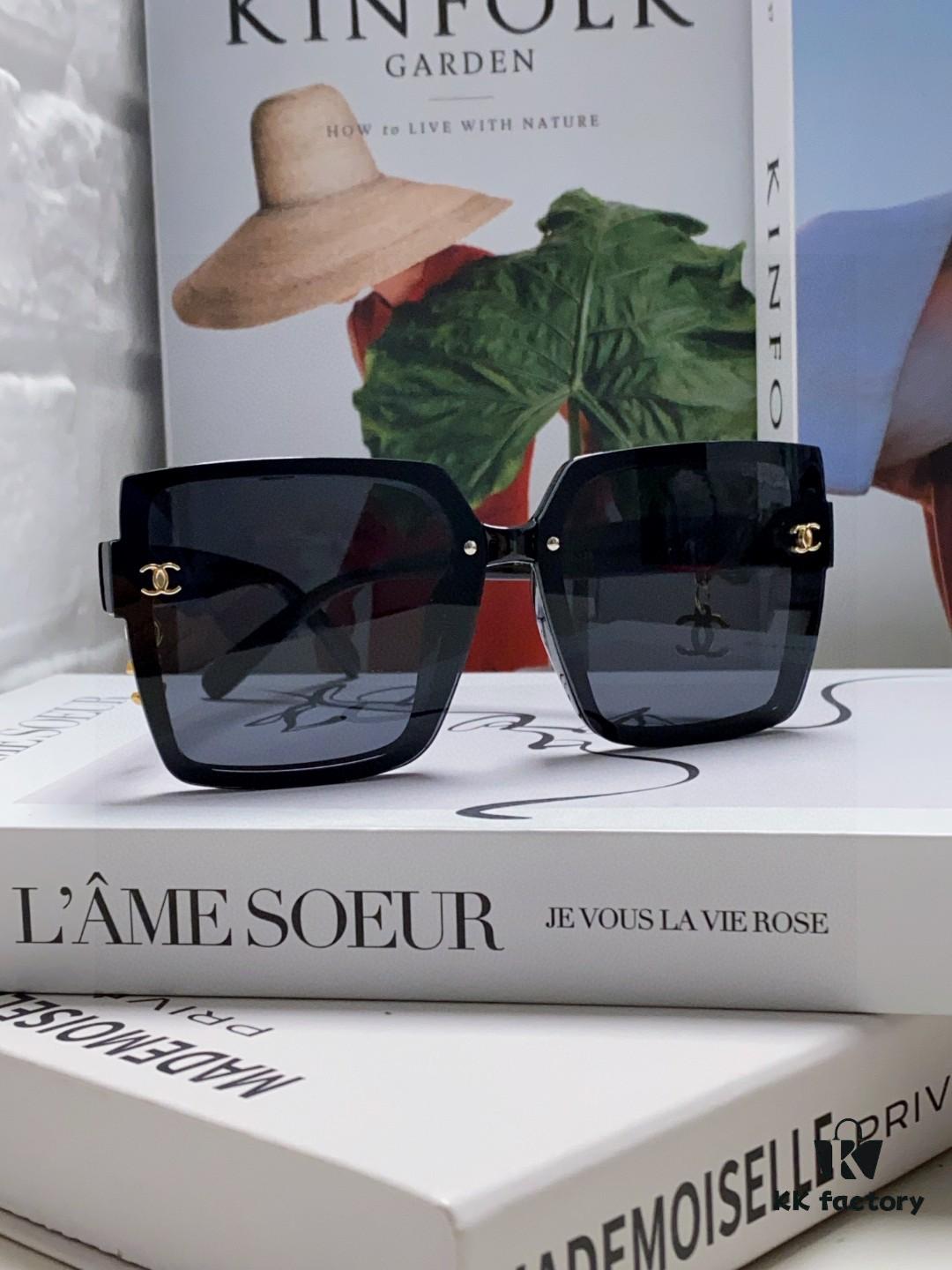 Chanel 2025 New Arrival Fashion Sunglasses, Stylish Oversized Gradient Lens Sun Glasses with UV Protection, Compact Design to Flatter Face Shape, Raincoat Charm Pendant