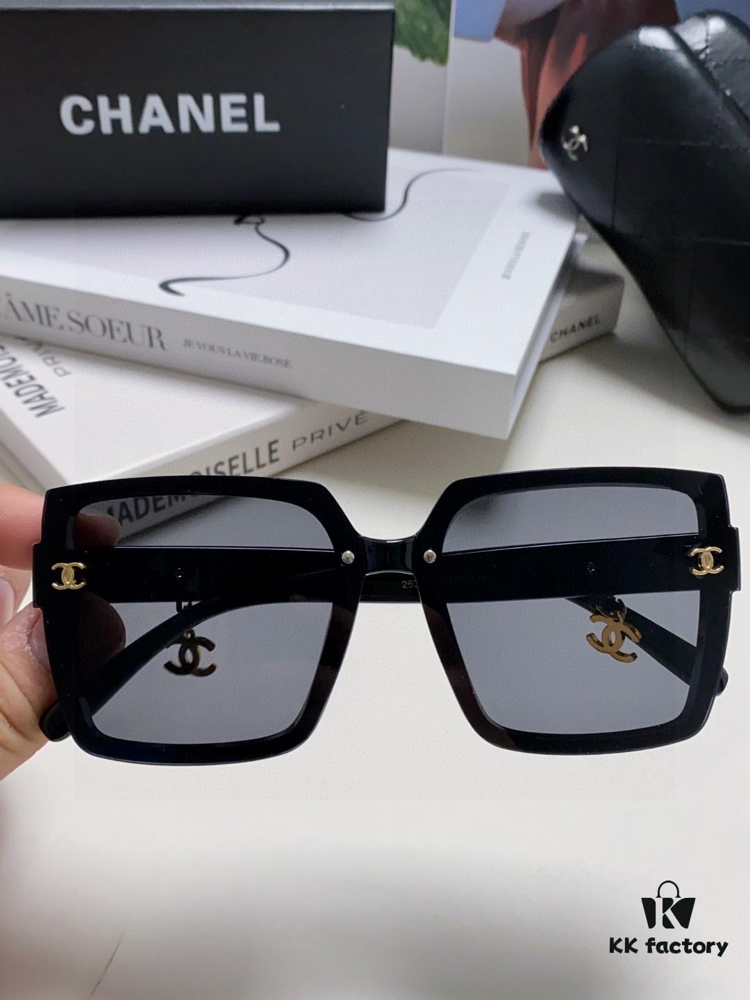 Chanel 2025 New Arrival Fashion Sunglasses, Stylish Oversized Gradient Lens Sun Glasses with UV Protection, Compact Design to Flatter Face Shape, Raincoat Charm Pendant