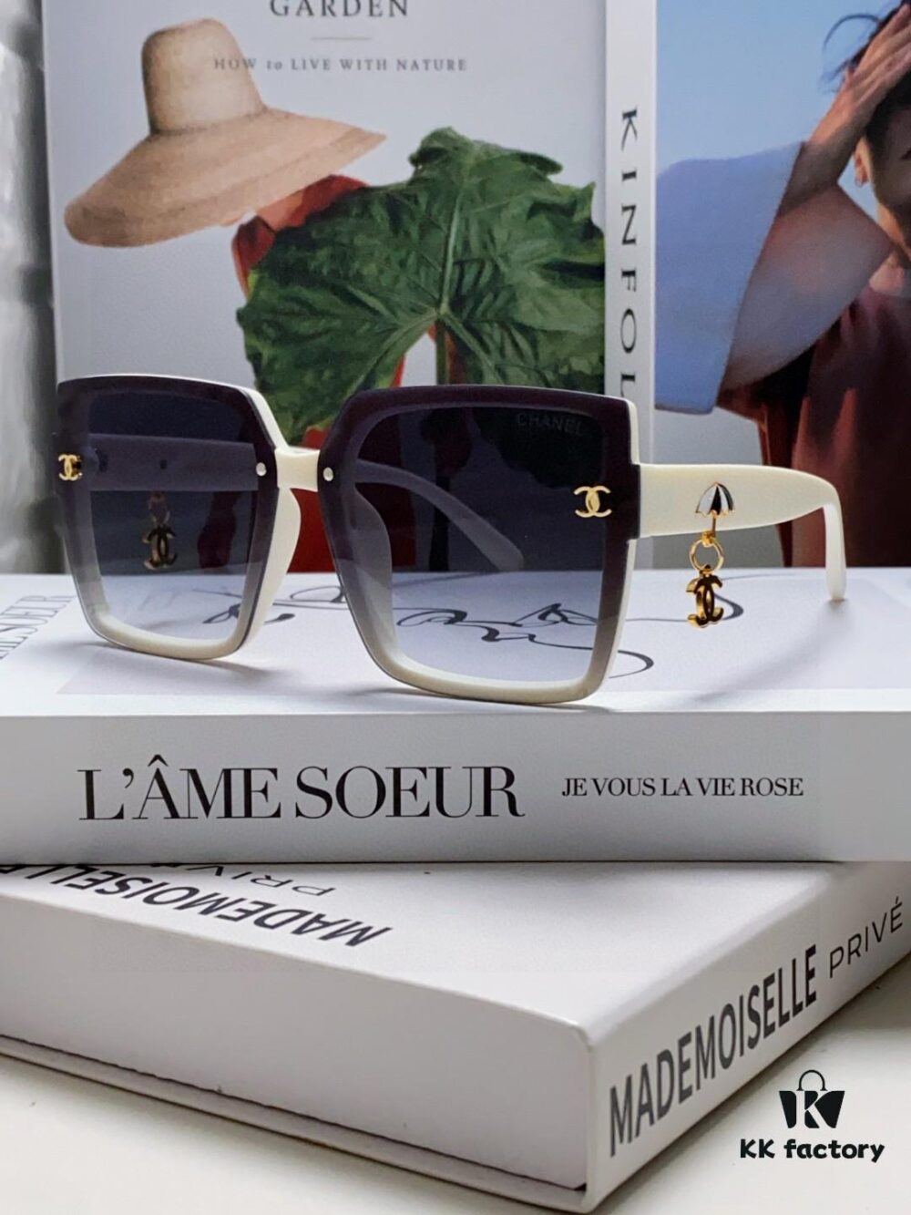 Chanel 2025 New Arrival Fashion Sunglasses, Stylish Oversized Gradient Lenses, Face-Framing UV Protection Shades with Umbrella Pendant, Classic Little Luxury Chic