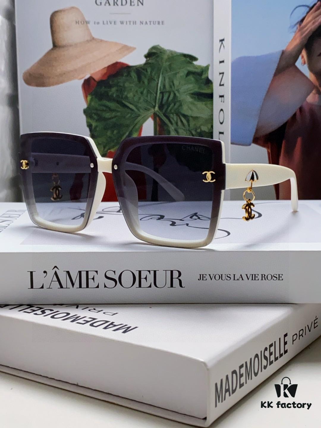 Chanel 2025 New Arrival Fashion Sunglasses, Stylish Oversized Gradient Lenses, Face-Framing UV Protection Shades with Umbrella Pendant, Classic Little Luxury Chic