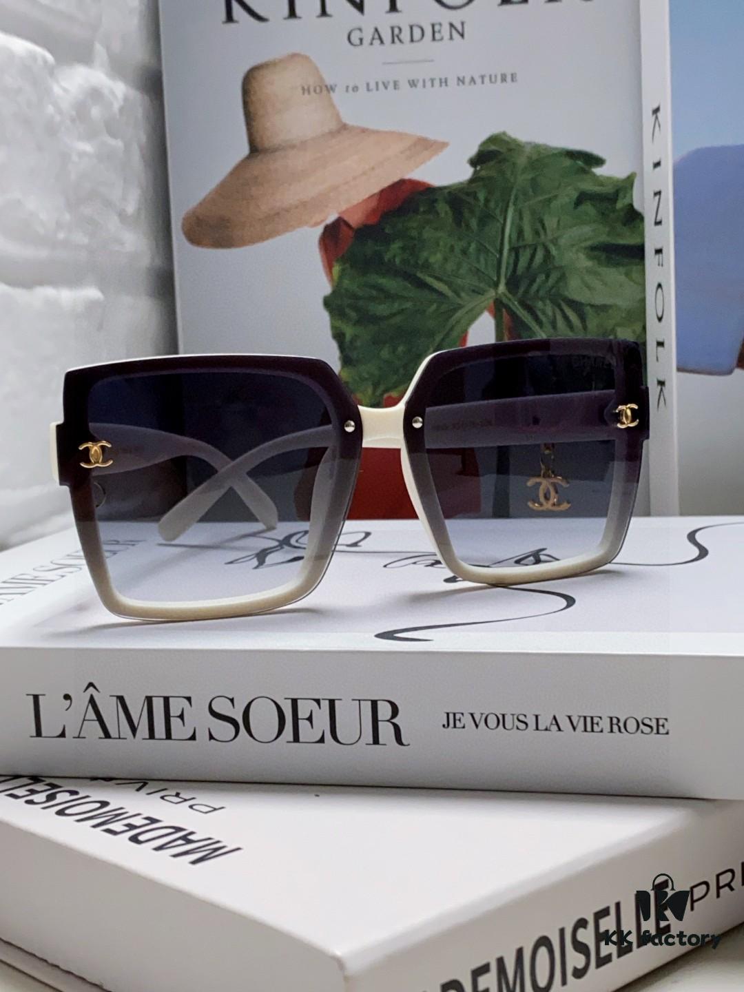 Chanel 2025 New Arrival Fashion Sunglasses, Stylish Oversized Gradient Lenses, Face-Framing UV Protection Shades with Umbrella Pendant, Classic Little Luxury Chic