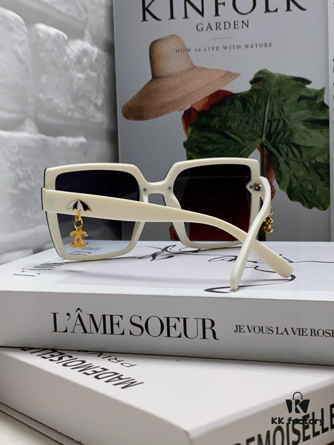 Chanel 2025 New Arrival Fashion Sunglasses, Stylish Oversized Gradient Lenses, Face-Framing UV Protection Shades with Umbrella Pendant, Classic Little Luxury Chic