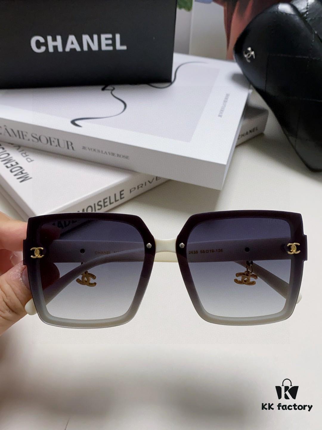 Chanel 2025 New Arrival Fashion Sunglasses, Stylish Oversized Gradient Lenses, Face-Framing UV Protection Shades with Umbrella Pendant, Classic Little Luxury Chic