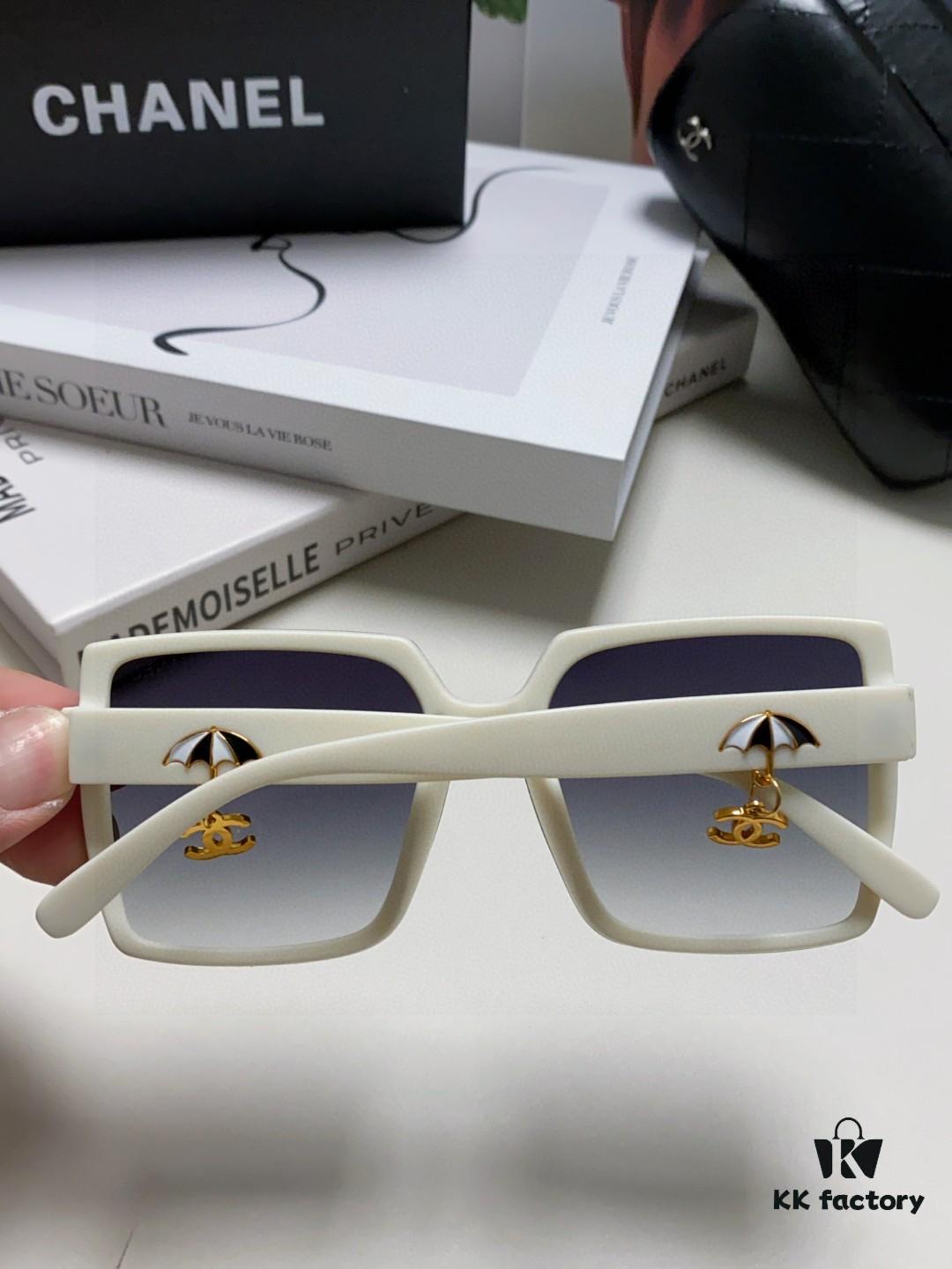 Chanel 2025 New Arrival Fashion Sunglasses, Stylish Oversized Gradient Lenses, Face-Framing UV Protection Shades with Umbrella Pendant, Classic Little Luxury Chic