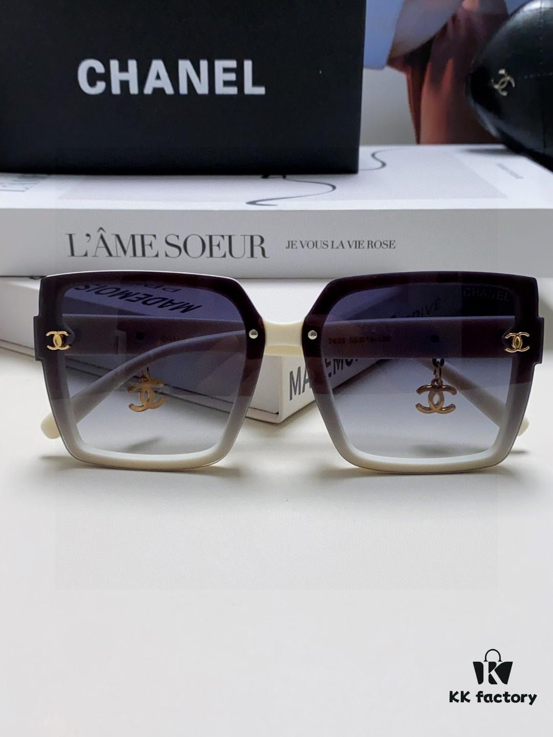 Chanel 2025 New Arrival Fashion Sunglasses, Stylish Oversized Gradient Lenses, Face-Framing UV Protection Shades with Umbrella Pendant, Classic Little Luxury Chic