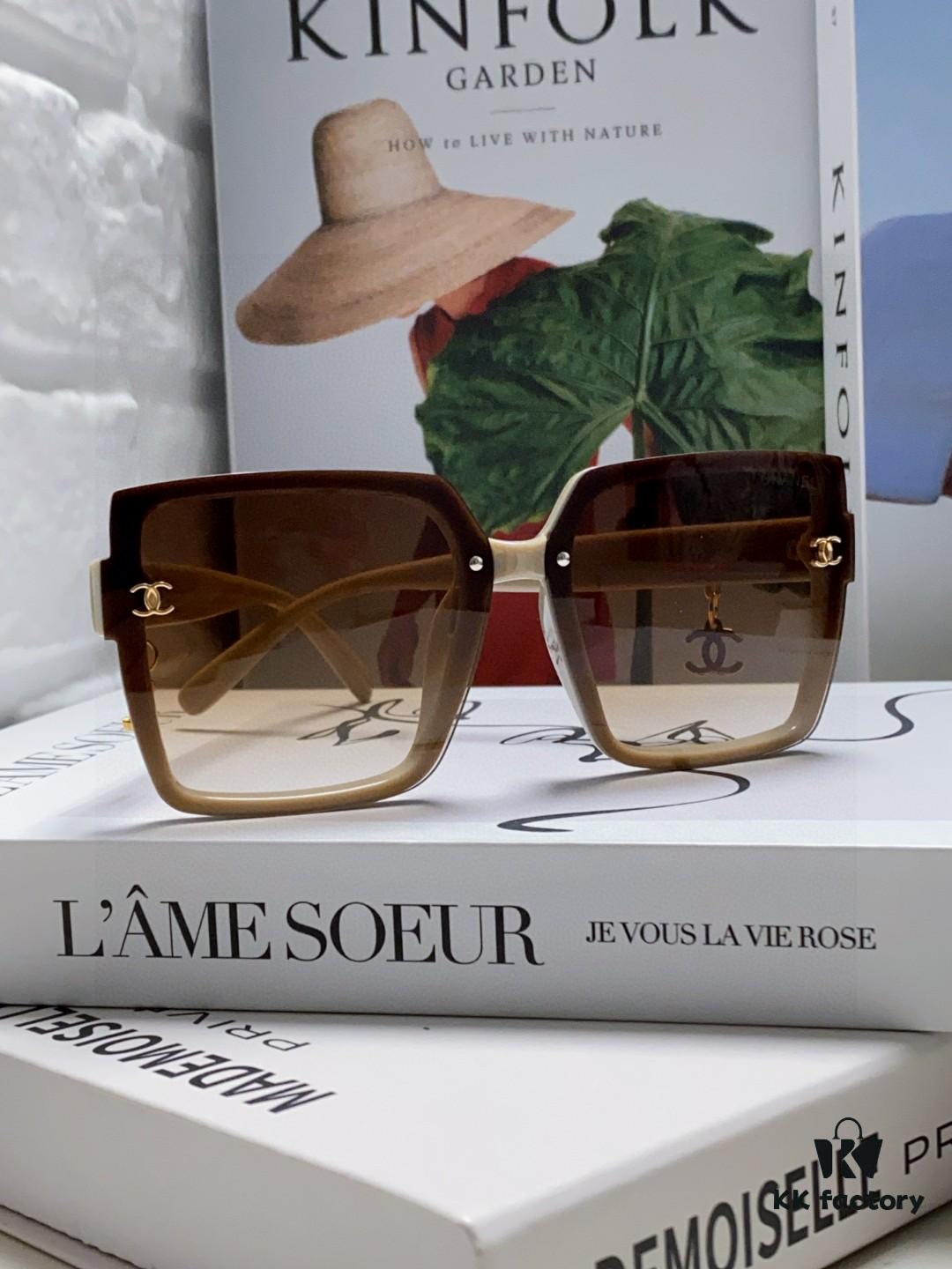 Chanel 2025 New Arrival Fashion Sunglasses, Stylish Oversized Gradient Lens Sunglasses with UV Protection, Slimming Design, Elegant 'Little Chanel' Style with Umbrella Pendant