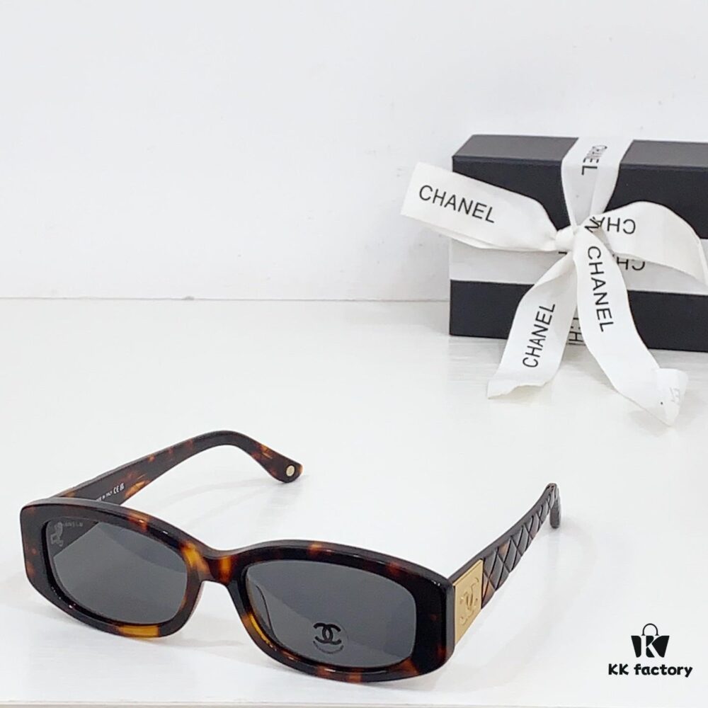 150 CHANEL, Frosted Metal Hardware for Enhanced Texture, MODEL: C74573S, SIZE: 52-18-145