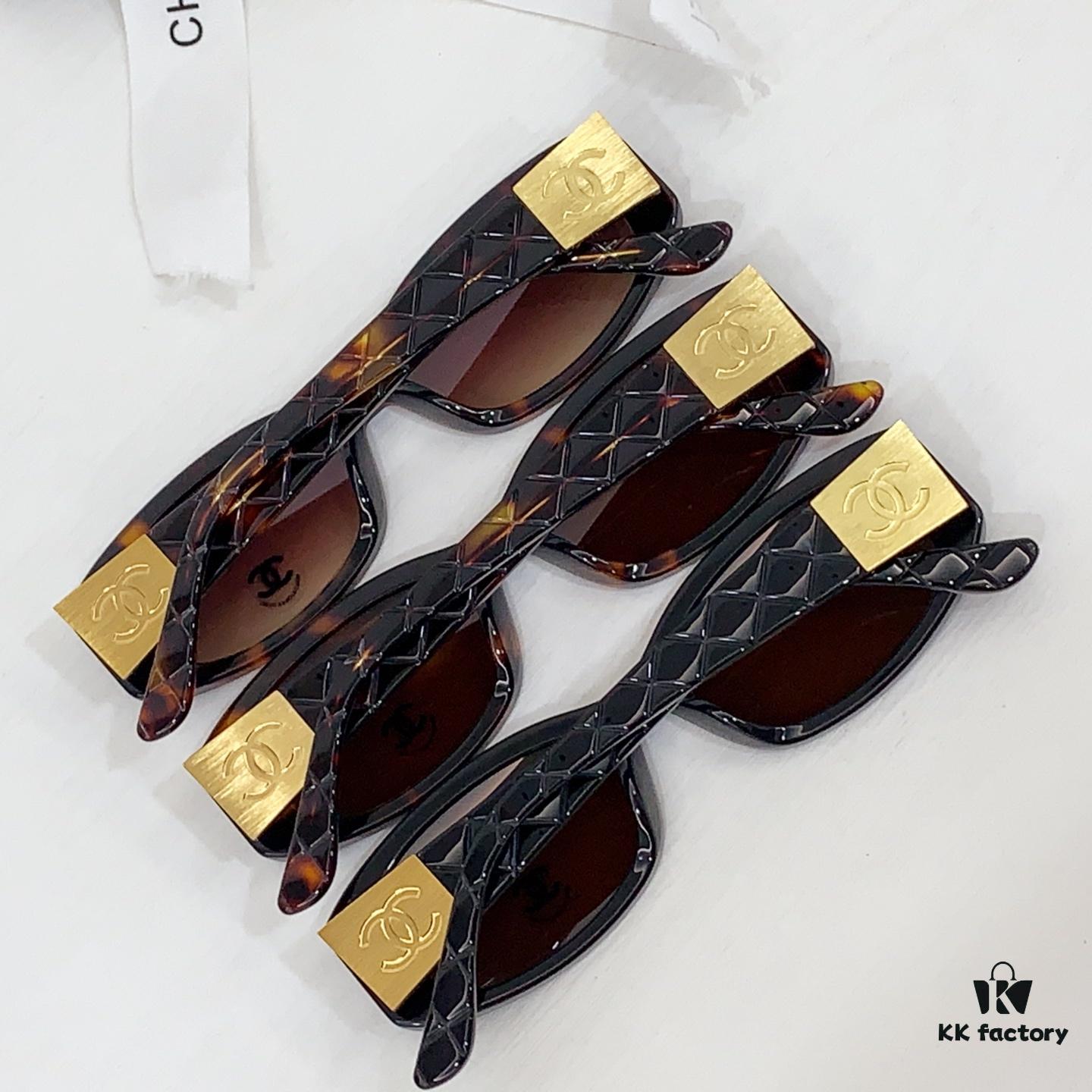 150 CHANEL, Frosted Metal Hardware for Enhanced Texture, MODEL: C74573S, SIZE: 52-18-145