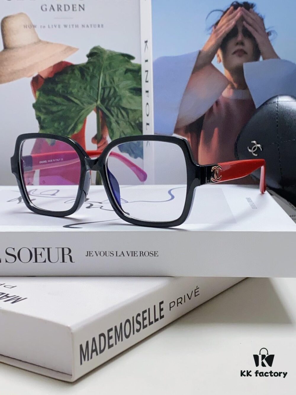 Chanel Small Logo Eyeglass Frame, Panda Color Scheme, Suitable for Prescription Lenses, Non-Rimmed Design for a Slimming Facial Look