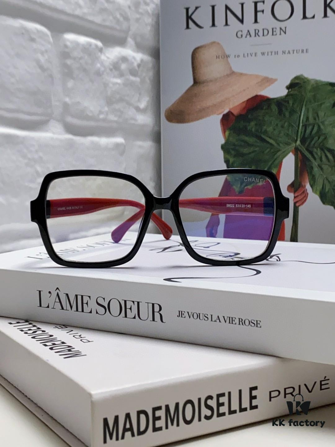 Chanel Small Logo Eyeglass Frame, Panda Color Scheme, Suitable for Prescription Lenses, Non-Rimmed Design for a Slimming Facial Look