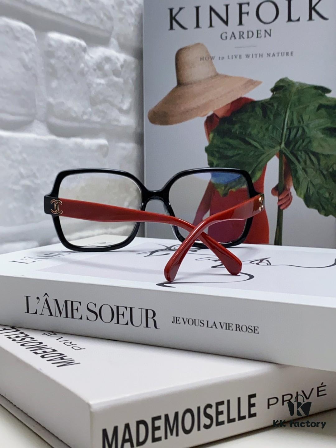 Chanel Small Logo Eyeglass Frame, Panda Color Scheme, Suitable for Prescription Lenses, Non-Rimmed Design for a Slimming Facial Look