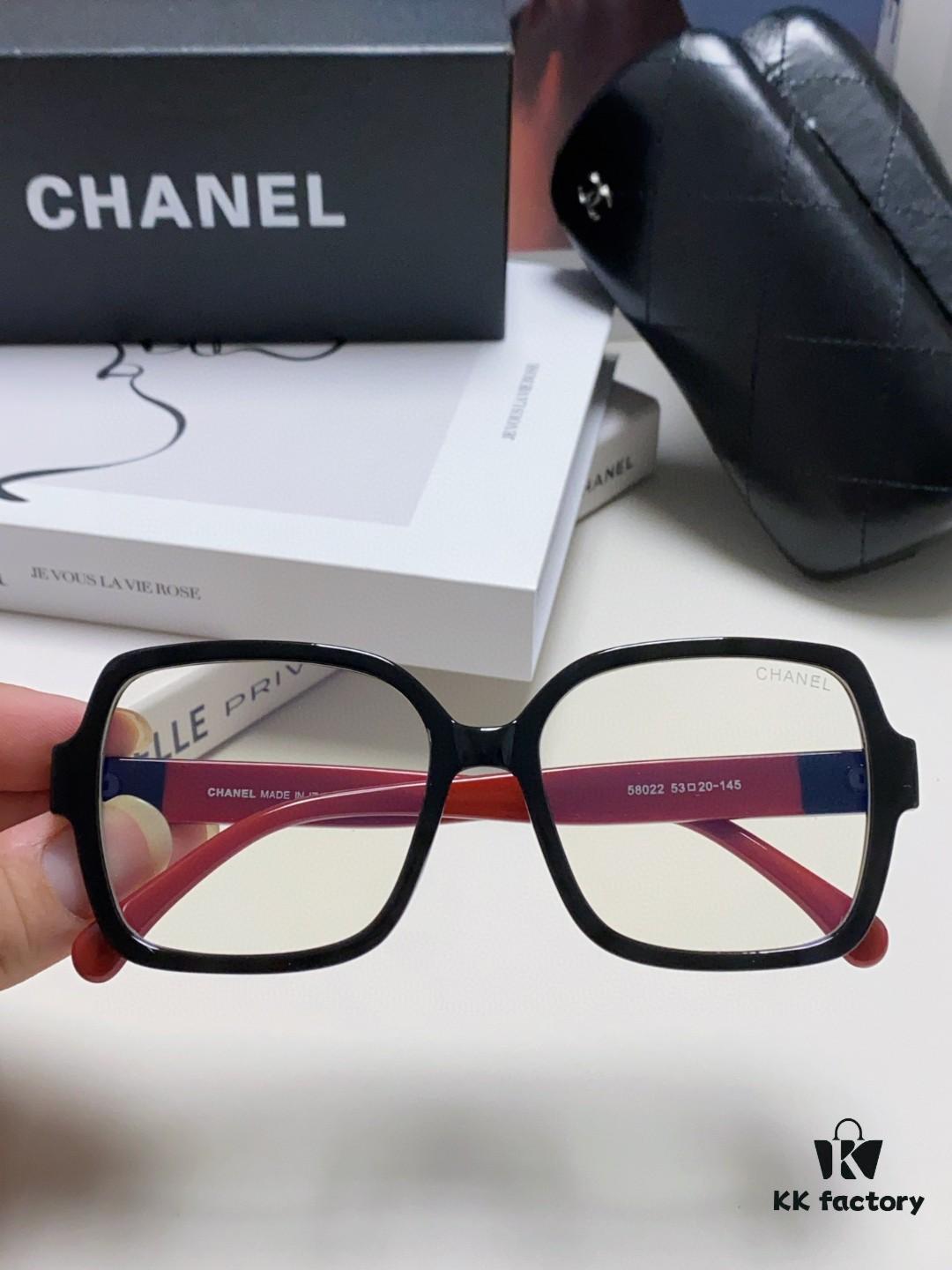 Chanel Small Logo Eyeglass Frame, Panda Color Scheme, Suitable for Prescription Lenses, Non-Rimmed Design for a Slimming Facial Look