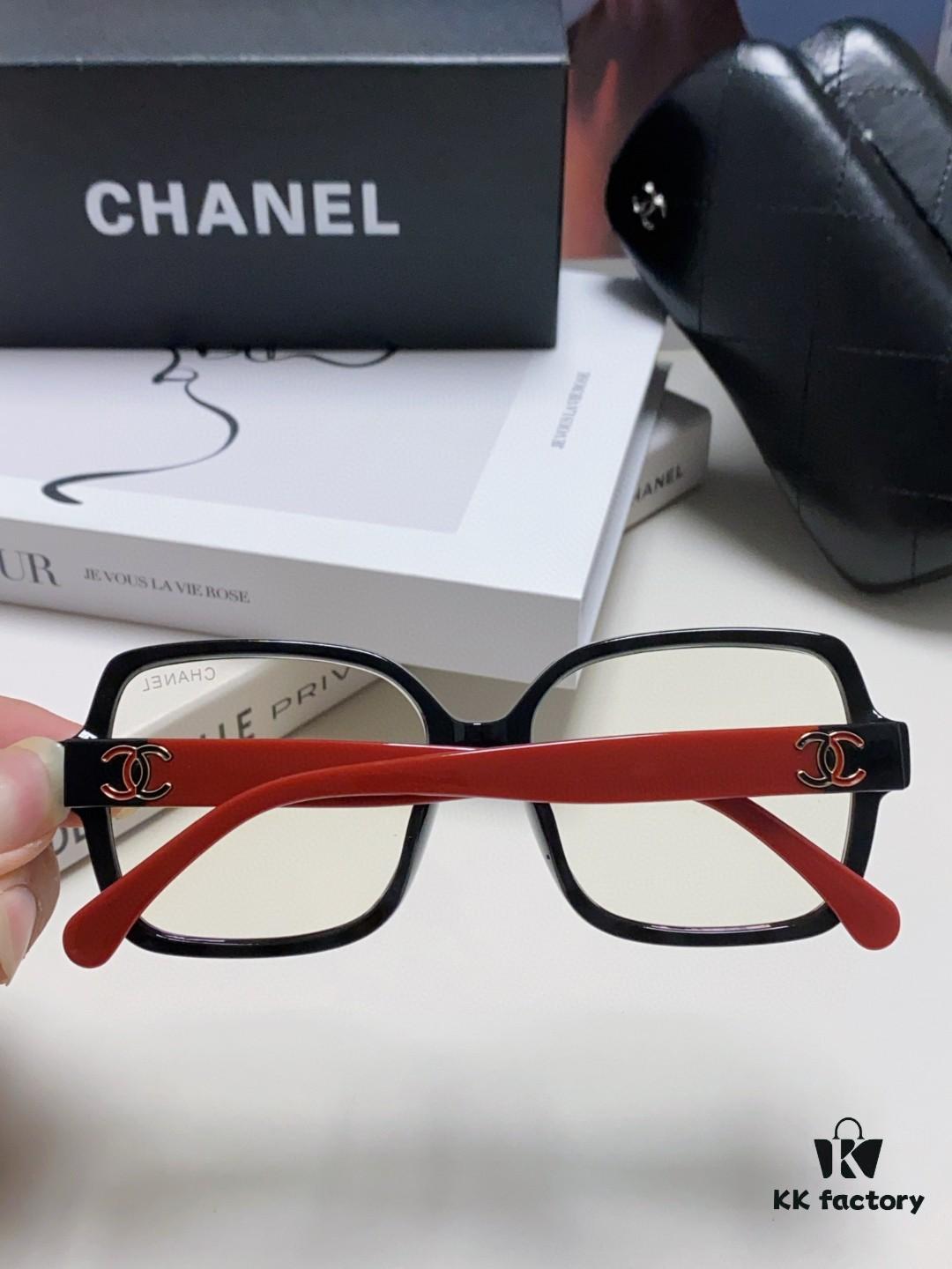 Chanel Small Logo Eyeglass Frame, Panda Color Scheme, Suitable for Prescription Lenses, Non-Rimmed Design for a Slimming Facial Look