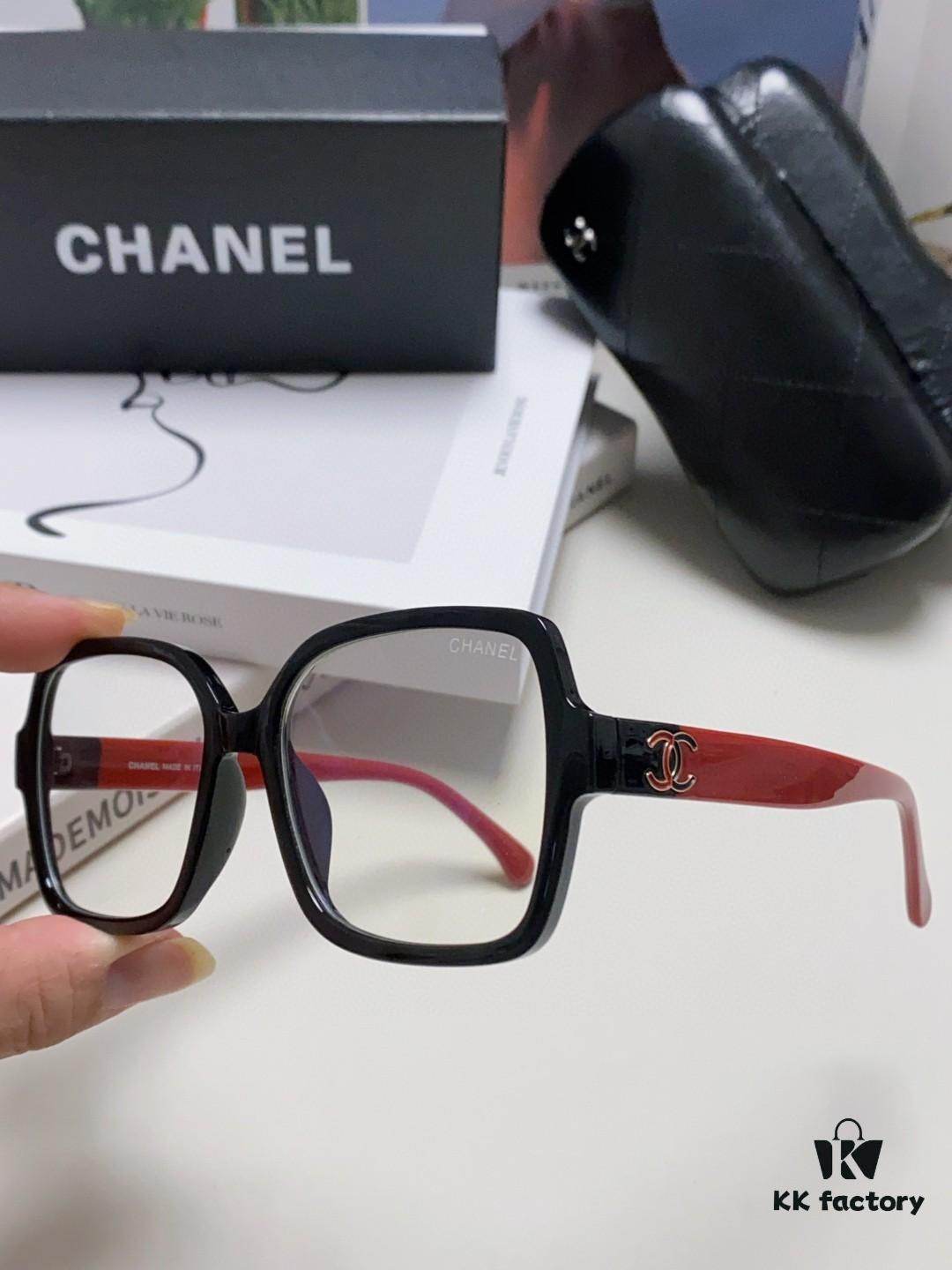 Chanel Small Logo Eyeglass Frame, Panda Color Scheme, Suitable for Prescription Lenses, Non-Rimmed Design for a Slimming Facial Look