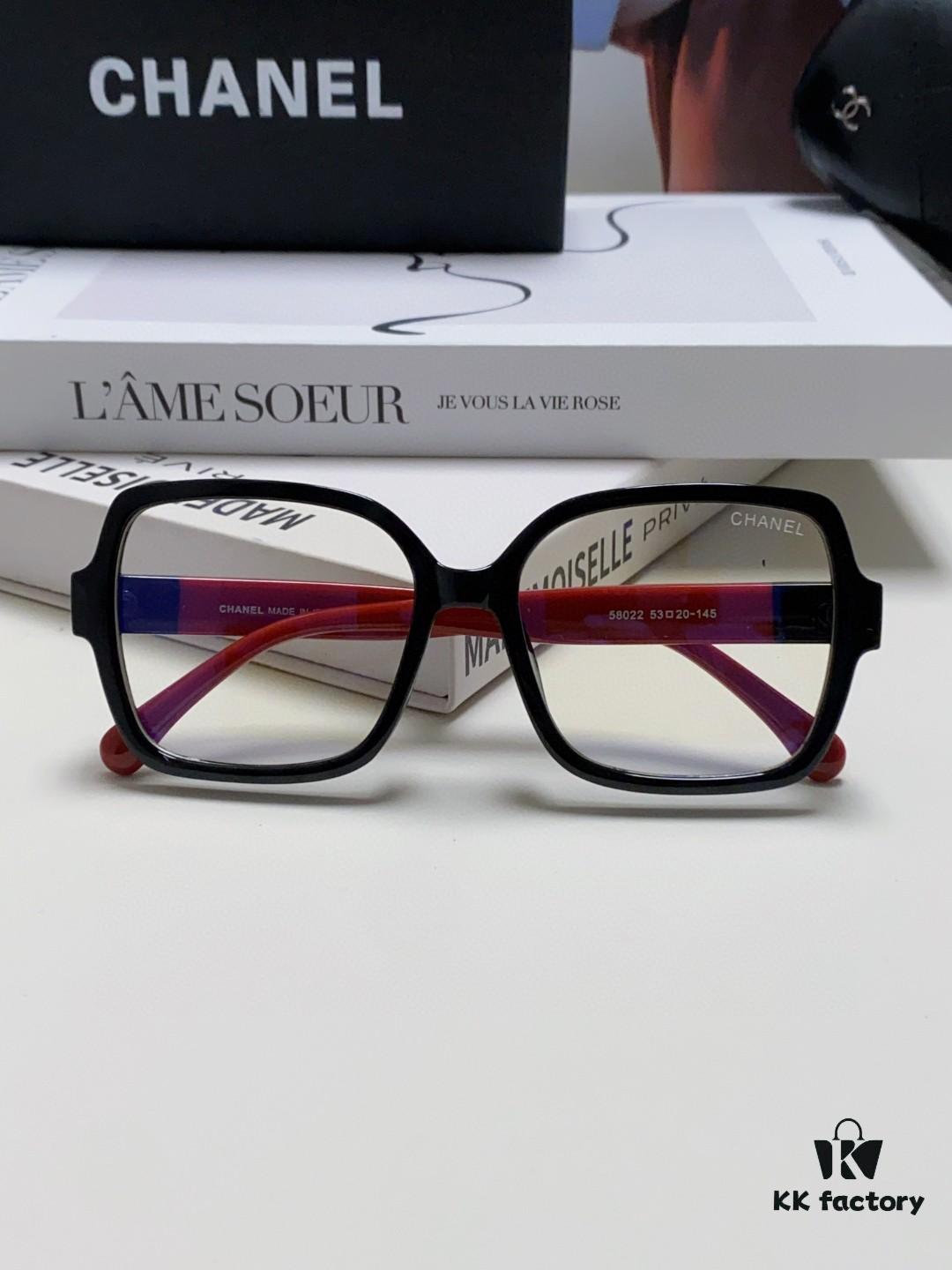 Chanel Small Logo Eyeglass Frame, Panda Color Scheme, Suitable for Prescription Lenses, Non-Rimmed Design for a Slimming Facial Look