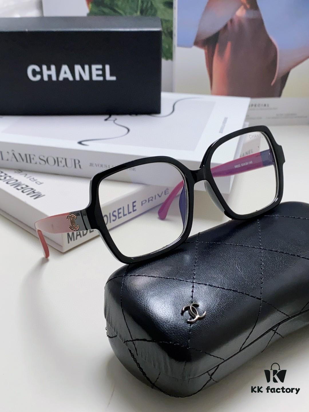 Chanel Small Logo Eyeglass Frame, Panda Color Scheme, Suitable for Prescription Lenses, Non-Rimmed Design for a Slimming Facial Look