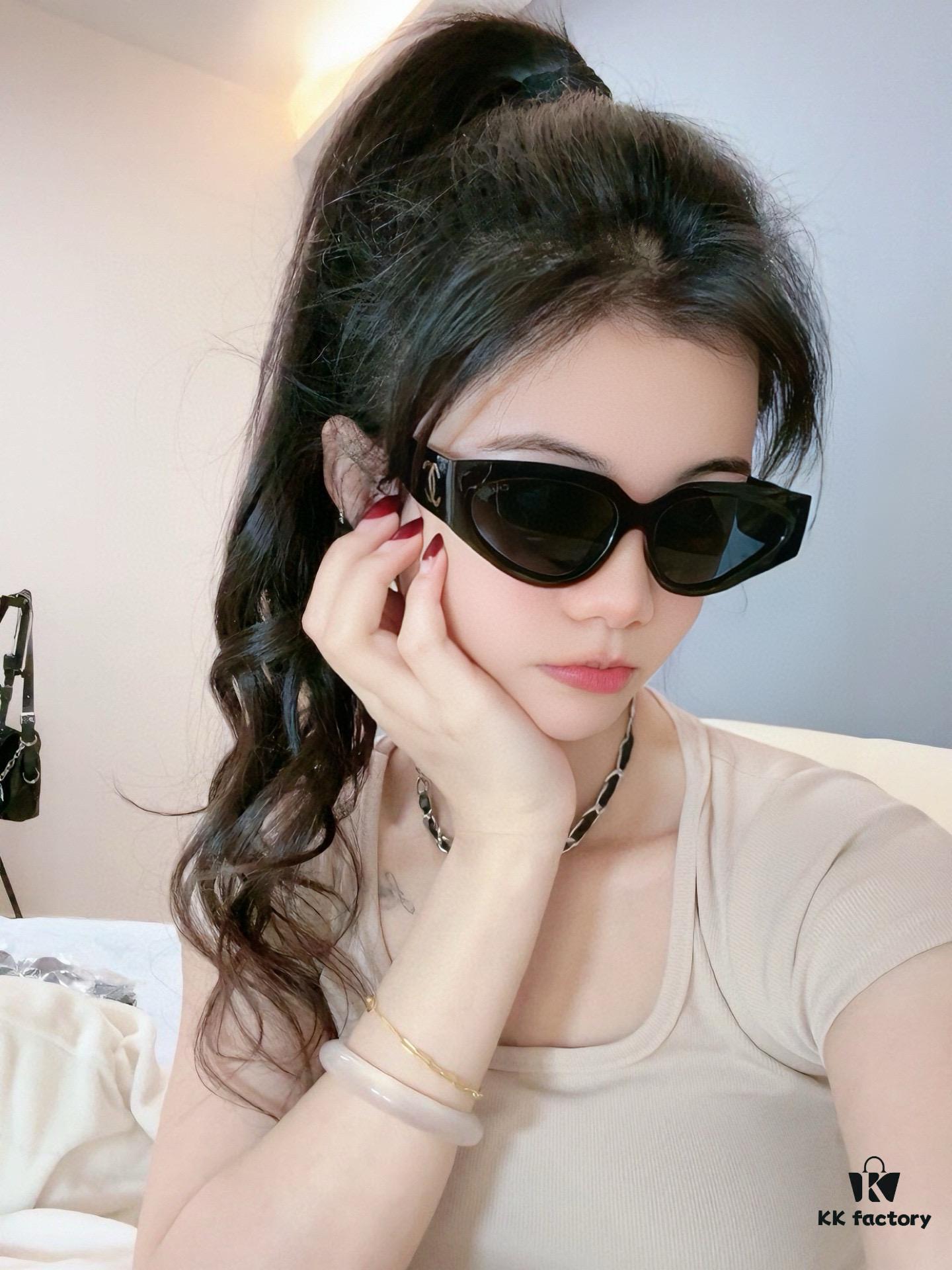 Chanel Sunglasses Classic Small Frame Design UV Protection Model CH55800