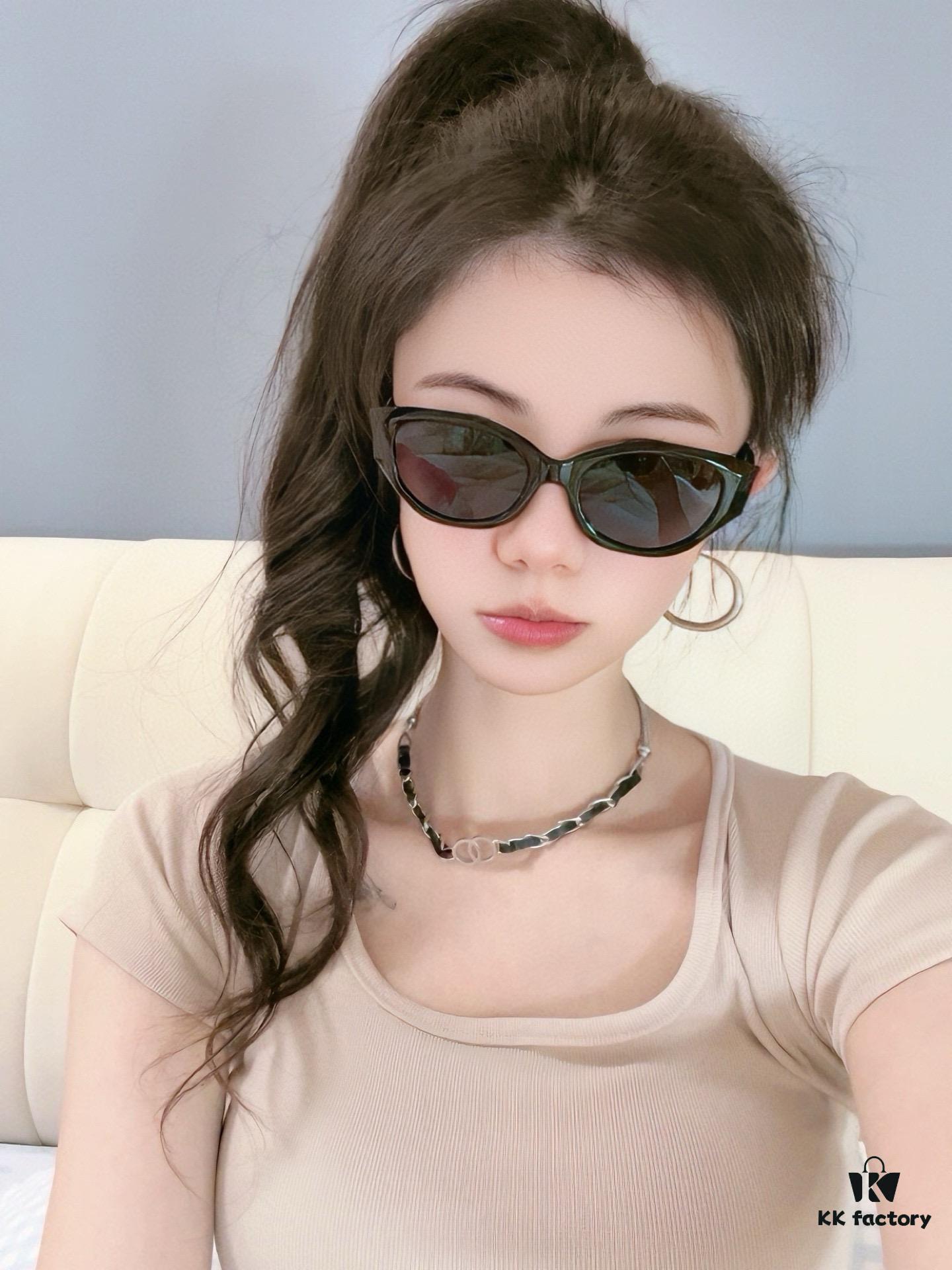 Chanel Sunglasses Classic Small Frame Design UV Protection Model CH95802