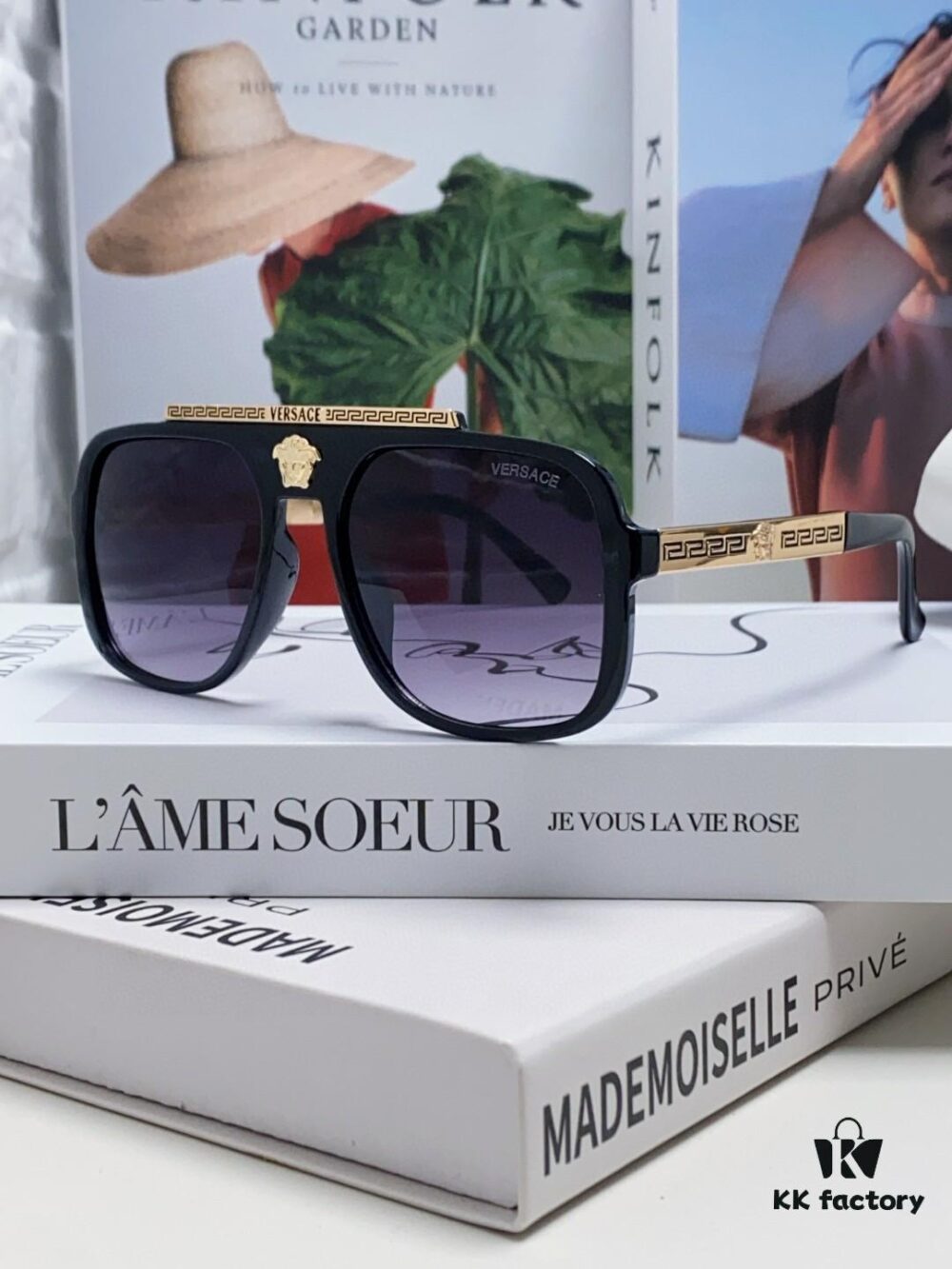 VERSACE Vintage-Style Sunglasses with Metal Decoration, Retro Unisex Sun Glasses Featuring Medusa Logo for Street Photography