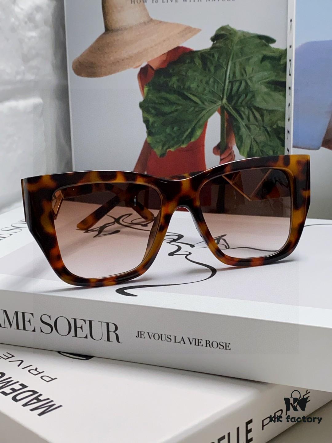 Prada 2025 European and American High-End Women's Square Frame Slimming Versatile Sunglasses, Popular Street Snap Sun Protection Eyewear