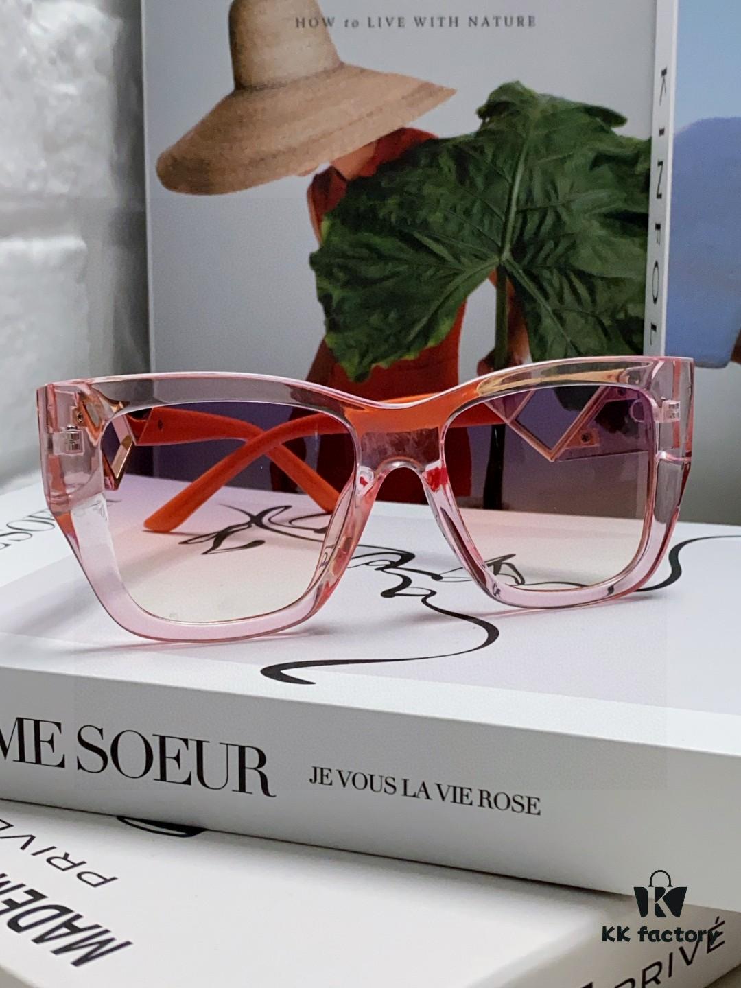 Prada 2025 European and American High-End Women's Square Frame Slimming Versatile Sunglasses, Trendy Street Snap Sun Protection Eyewear