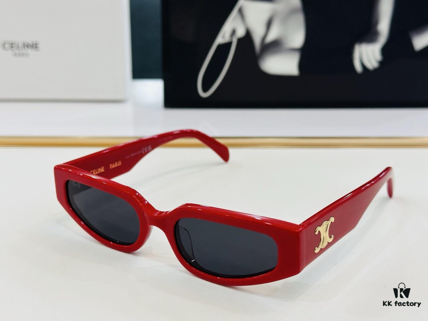 CELINE CL40269U Size: 54-19-135, Consistently Popular Unisex Style, European-American Design, High Gloss Finish, Premium Texture, Excellent Craftsmanship, Sunglasses