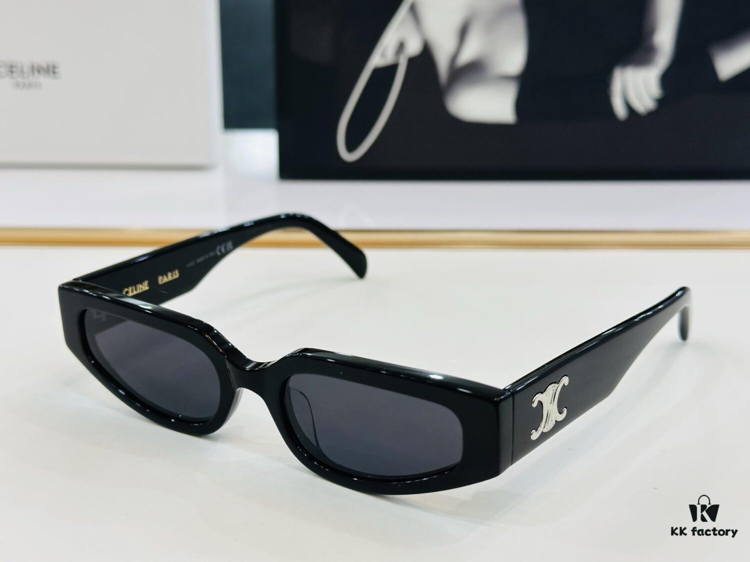 CELINE CL40269U Size: 54-19-135, Consistently Popular Unisex Style, European-American Design, High Gloss Finish, Premium Texture, Excellent Craftsmanship, Sunglasses