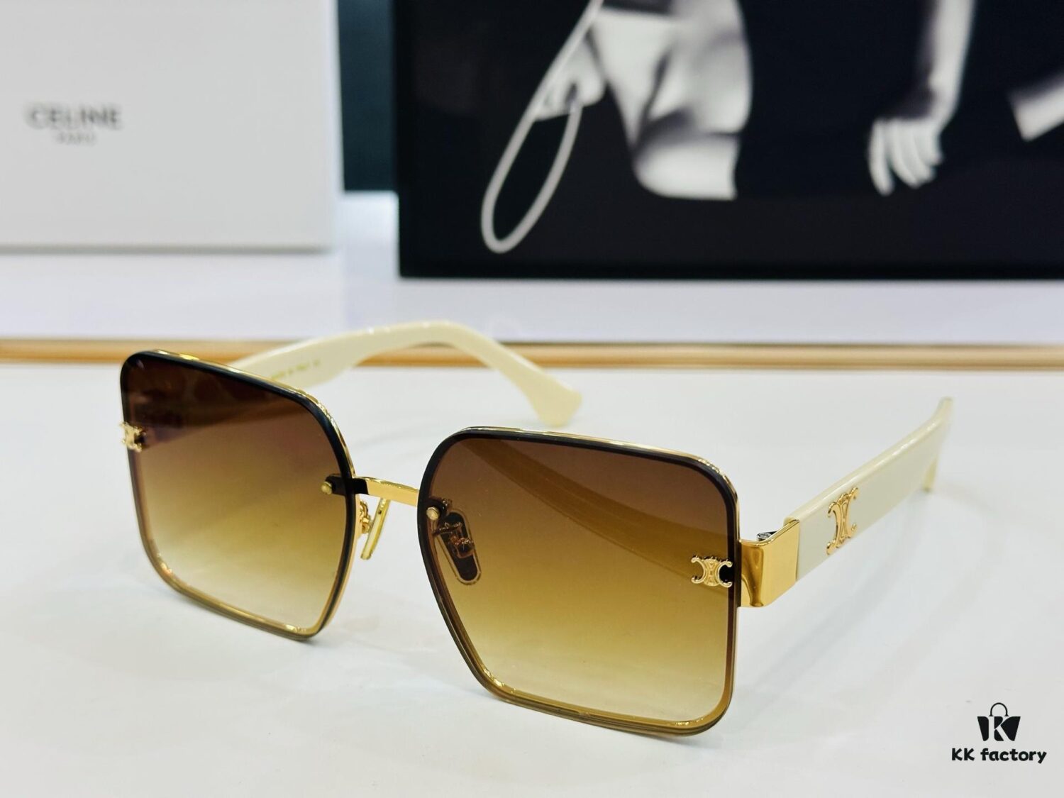 CELINE CL40238 Size: 53□20-146 A consistently popular unisex style with a sleek European-American design, excellent gloss, strong texture, and superb craftsmanship. Suitable for optical frames, sunglasses, or eyeglasses.