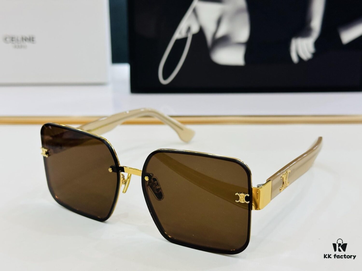 CELINE CL40238 Size: 53□20-146 A consistently popular unisex style with a sleek European-American design, excellent gloss, strong texture, and superb craftsmanship. Suitable for optical frames, sunglasses, or eyeglasses.