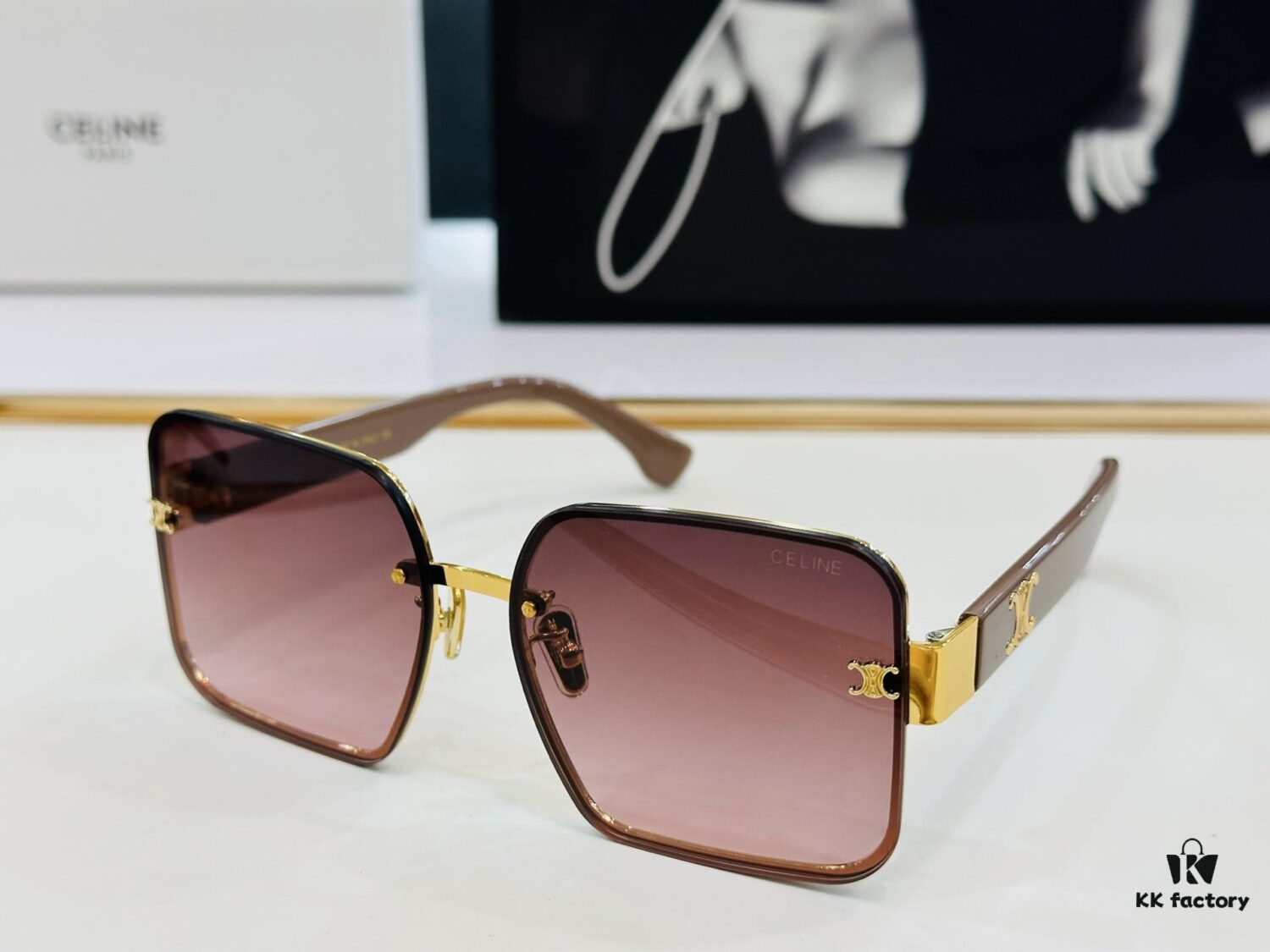 CELINE CL40238 Size: 53□20-146 A consistently popular unisex style with a sleek European-American design, excellent gloss, strong texture, and superb craftsmanship. Suitable for optical frames, sunglasses, or eyeglasses.