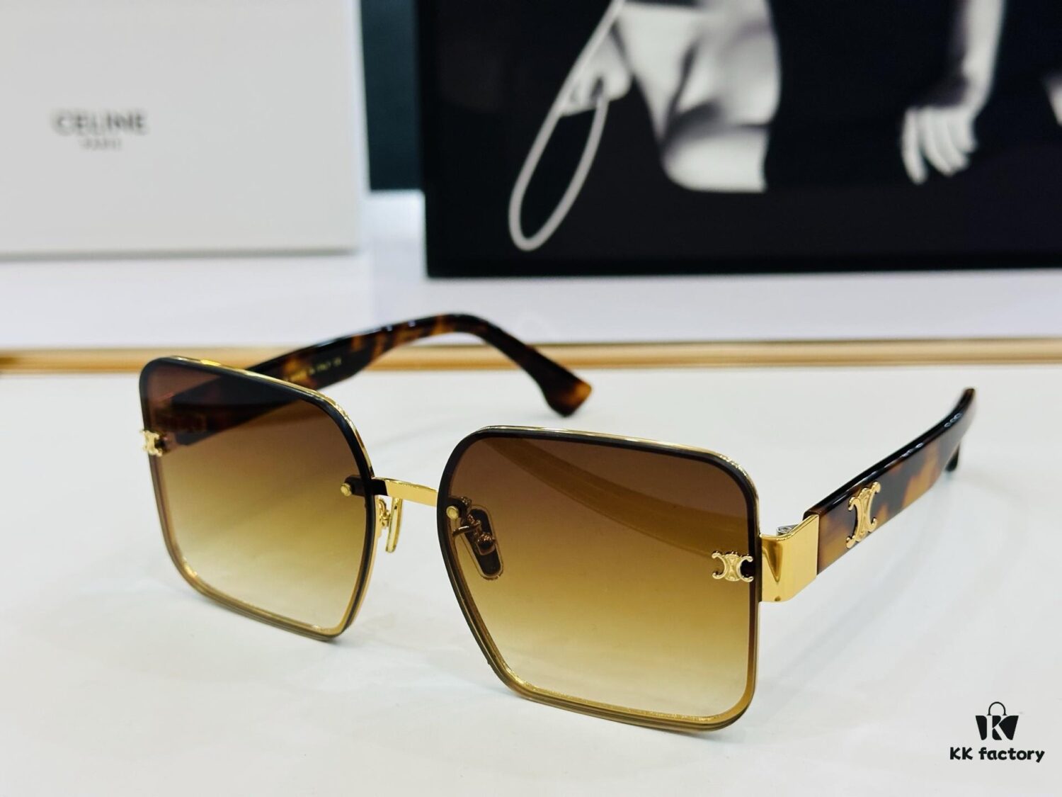 CELINE CL40238 Size: 53□20-146 A consistently popular unisex style with a sleek European-American design, excellent gloss, strong texture, and superb craftsmanship. Suitable for optical frames, sunglasses, or eyeglasses.