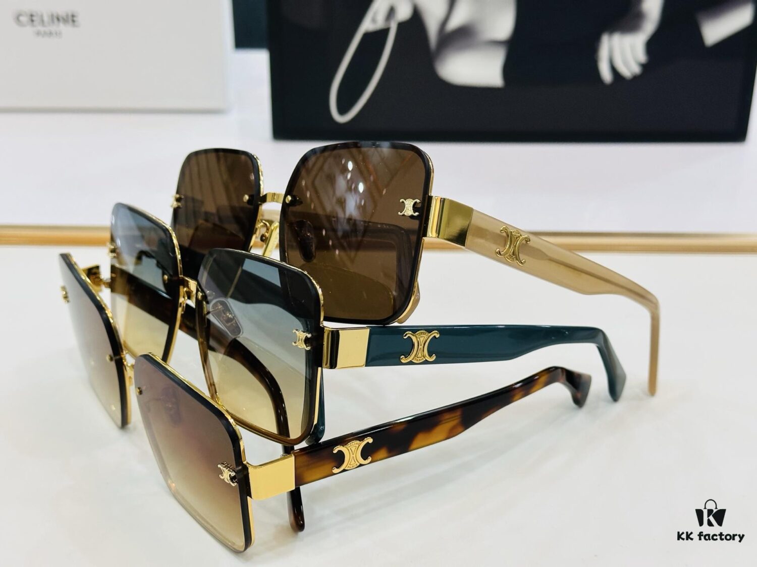 CELINE CL40238 Size: 53□20-146 A consistently popular unisex style with a sleek European-American design, excellent gloss, strong texture, and superb craftsmanship. Suitable for optical frames, sunglasses, or eyeglasses.