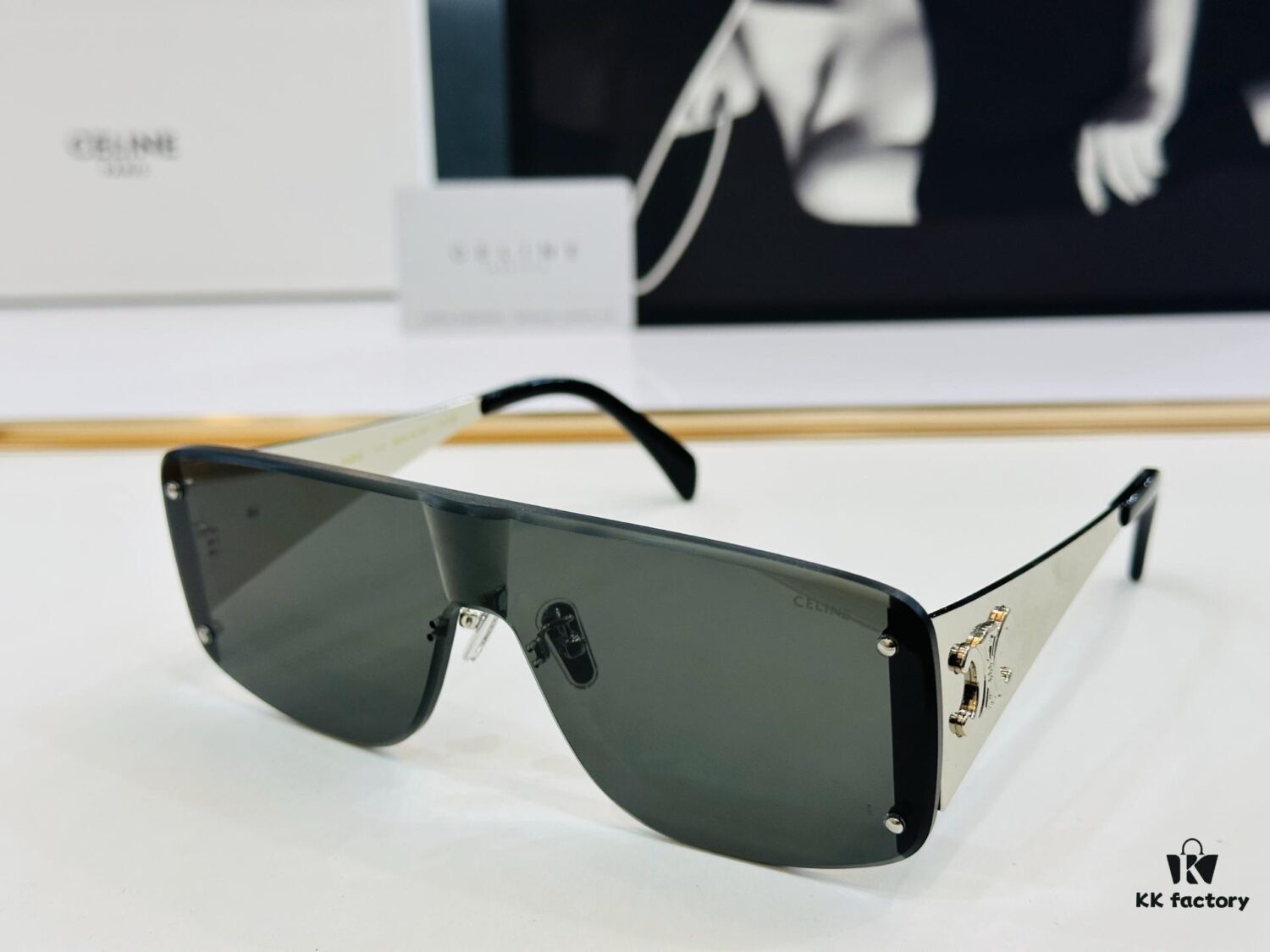 CELINE CL42104U Size 145□0-148, Popular Unisex Style, European-American Fashion, High Gloss Finish, Premium Texture, XL Craftsmanship