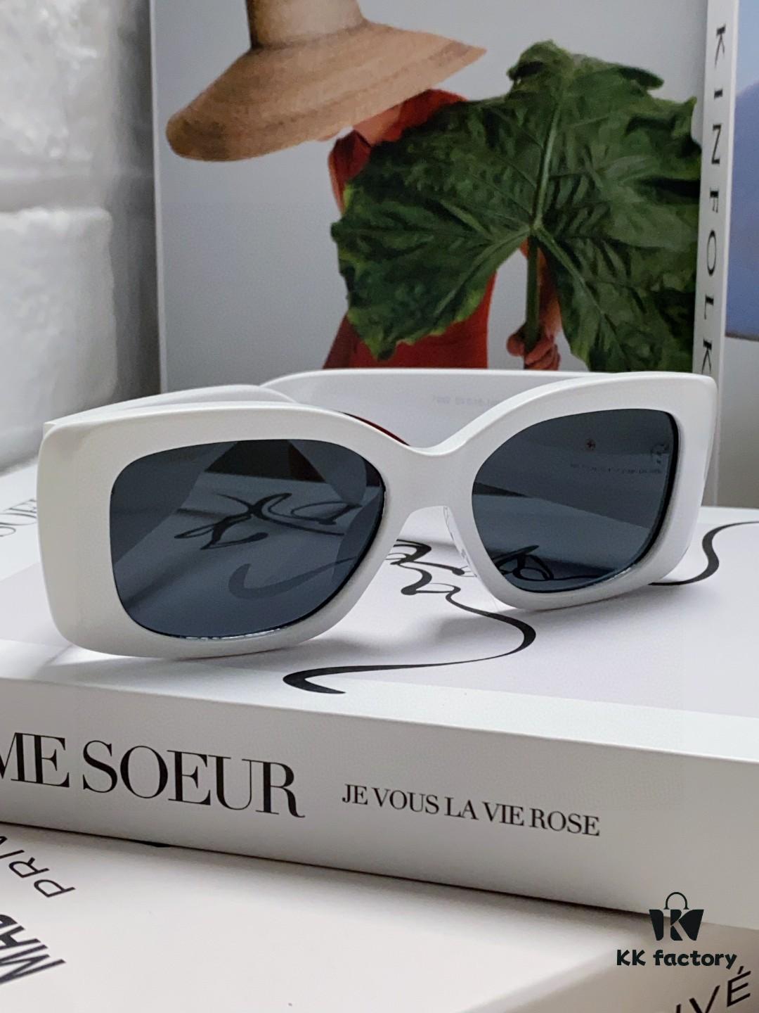 CELINE 2024 New Runway Collection Square Oversized Archetype Sunglasses, Popular Trendy Women's Eyewear Worn by Yang Mi