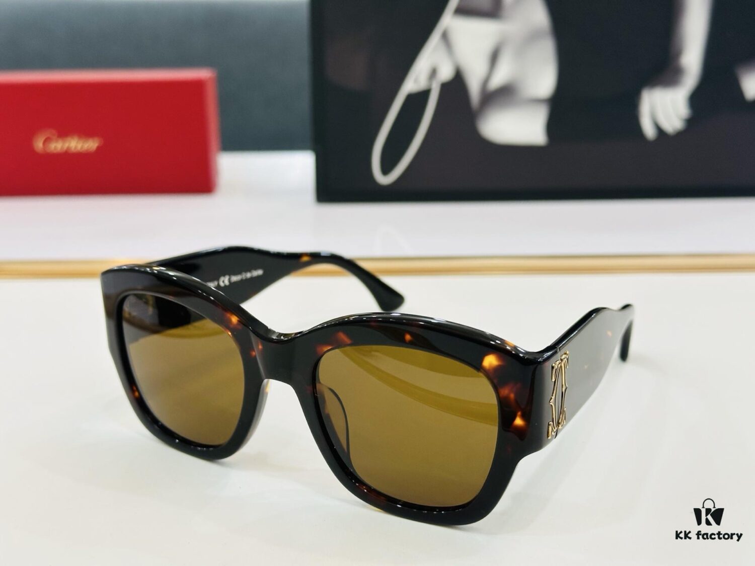 Cartier - ESW00568 Size: 52□21-135 Unisex Stylish Oversized Sunglasses, Universal Frame Fit, Minimalist and Elegant Design, Fashionable and Casual