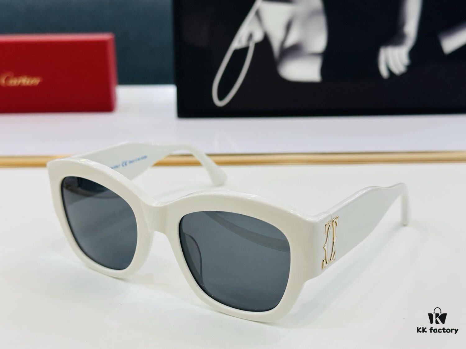 Cartier - ESW00568 Size: 52□21-135 Unisex Stylish Oversized Sunglasses, Universal Frame Fit, Minimalist and Elegant Design, Fashionable and Casual