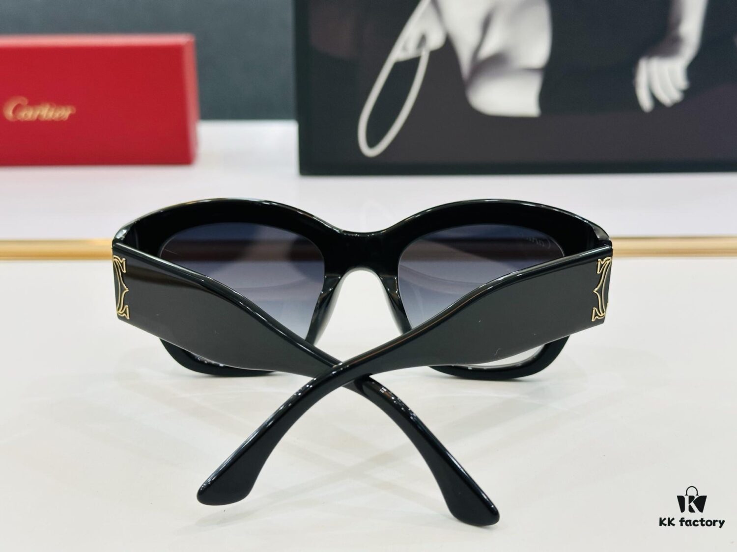 Cartier - ESW00568 Size: 52□21-135 Unisex Stylish Oversized Sunglasses, Universal Frame Fit, Minimalist and Elegant Design, Fashionable and Casual