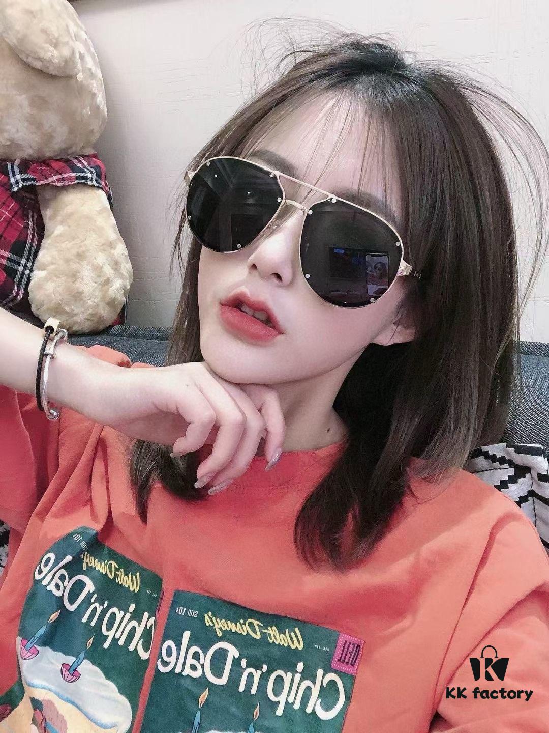 Cartier CT0195S High-Quality Men's and Women's Classic Aviator Sunglasses with Pioneering Logo Detail on Lenses and Screws