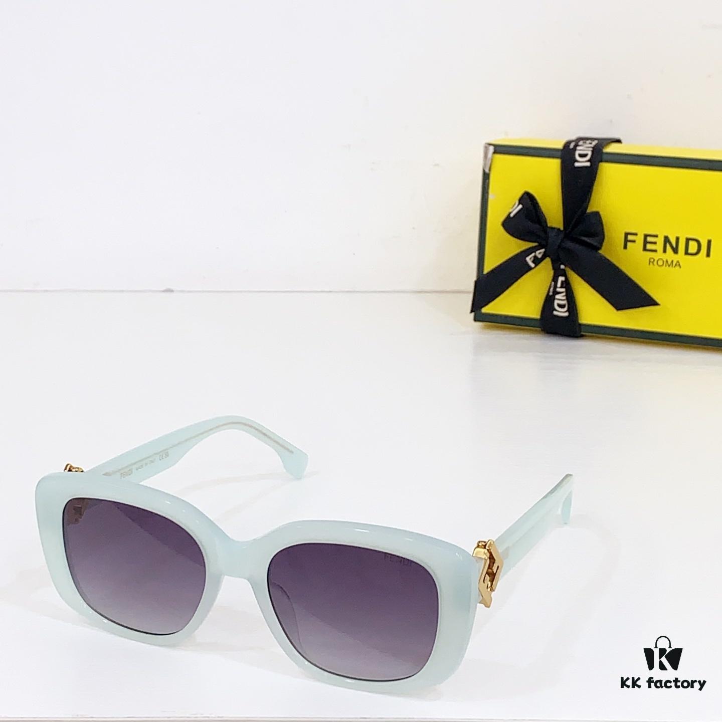 135 FENDI MOD: FE40138I Size: 54□19-140 Sunglasses