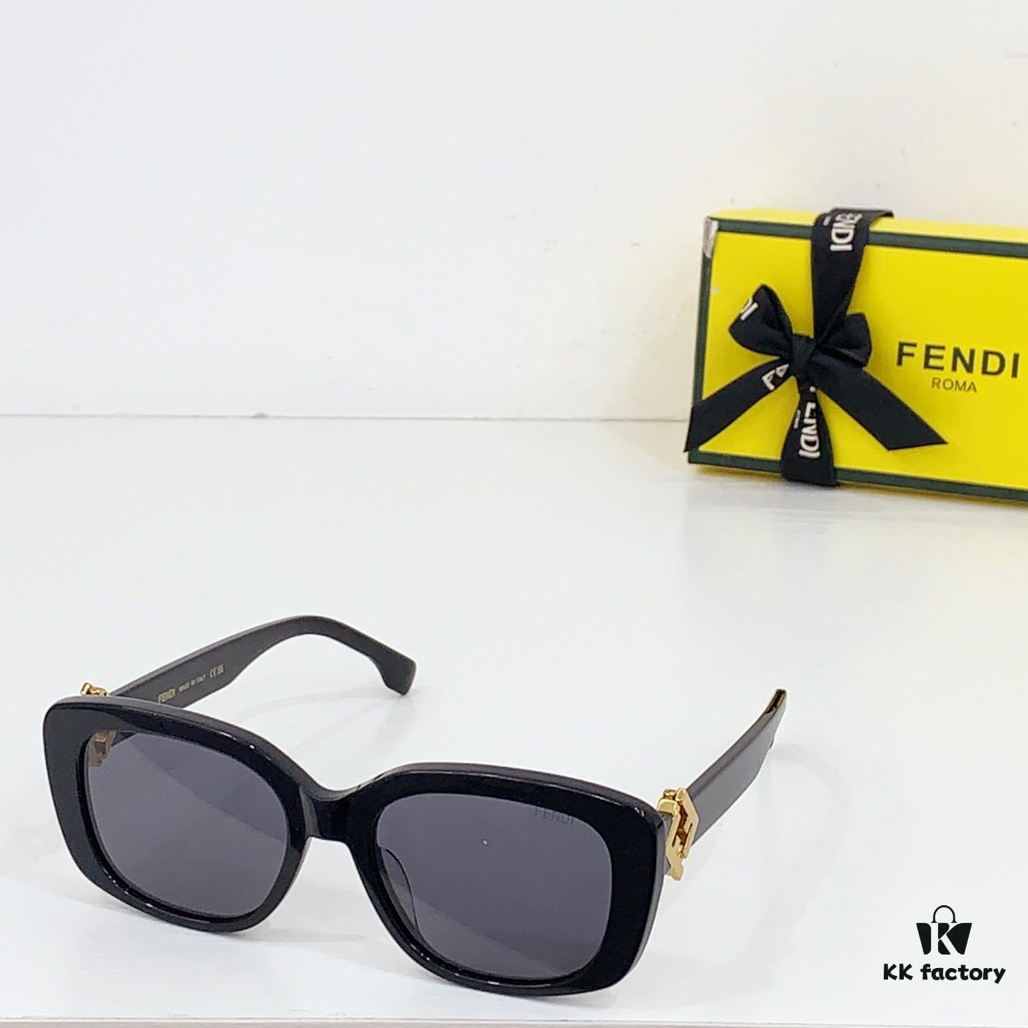 135 FENDI MOD: FE40138I Size: 54□19-140 Sunglasses