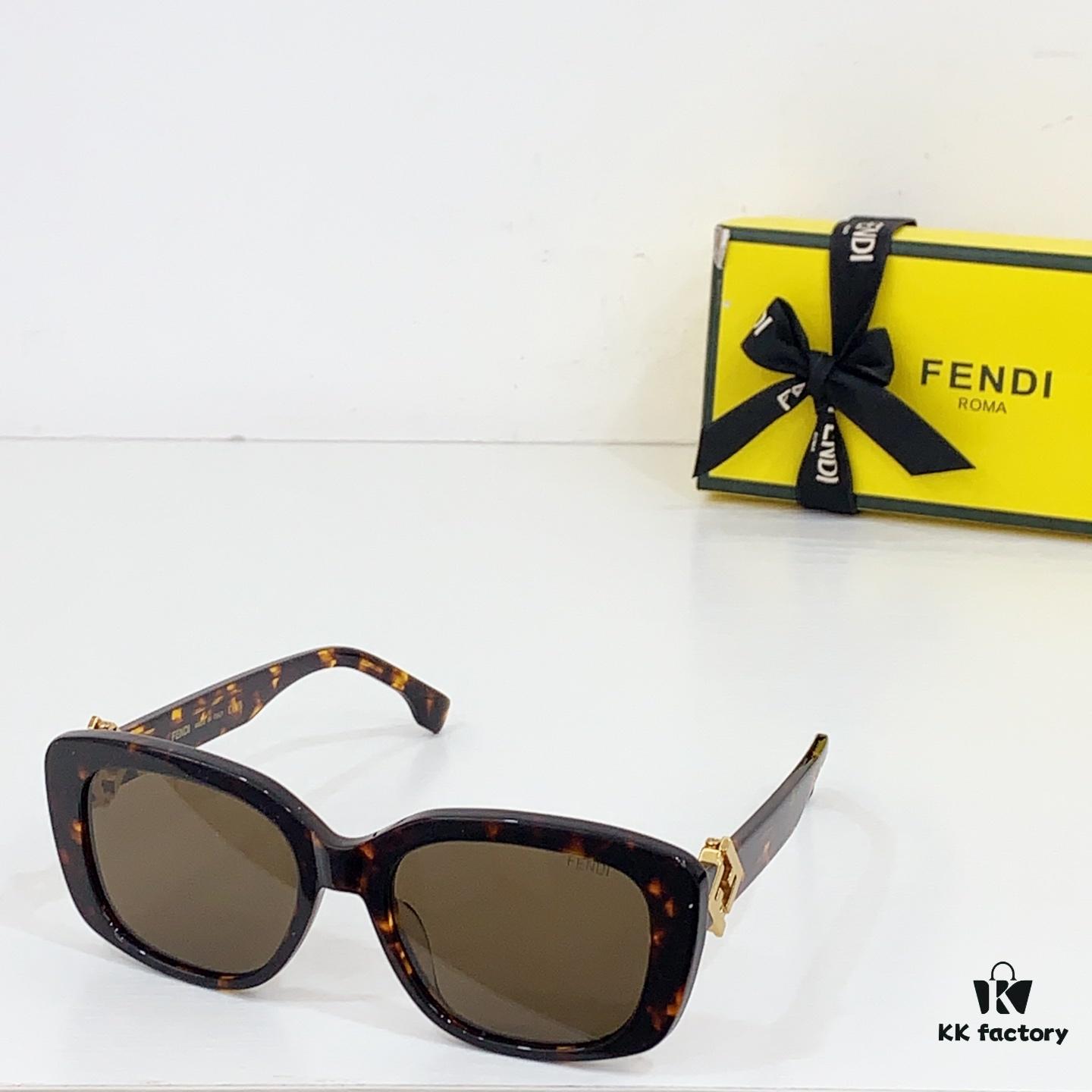135 FENDI MOD: FE40138I Size: 54□19-140 Sunglasses