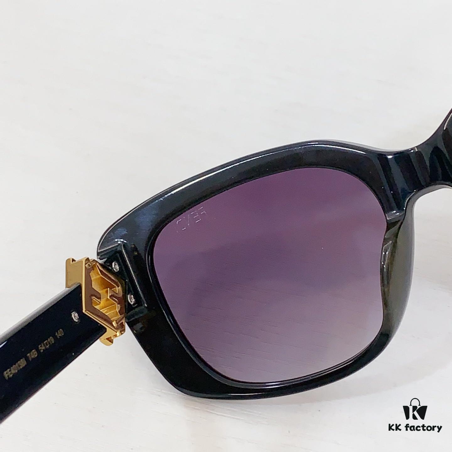 135 FENDI MOD: FE40138I Size: 54□19-140 Sunglasses