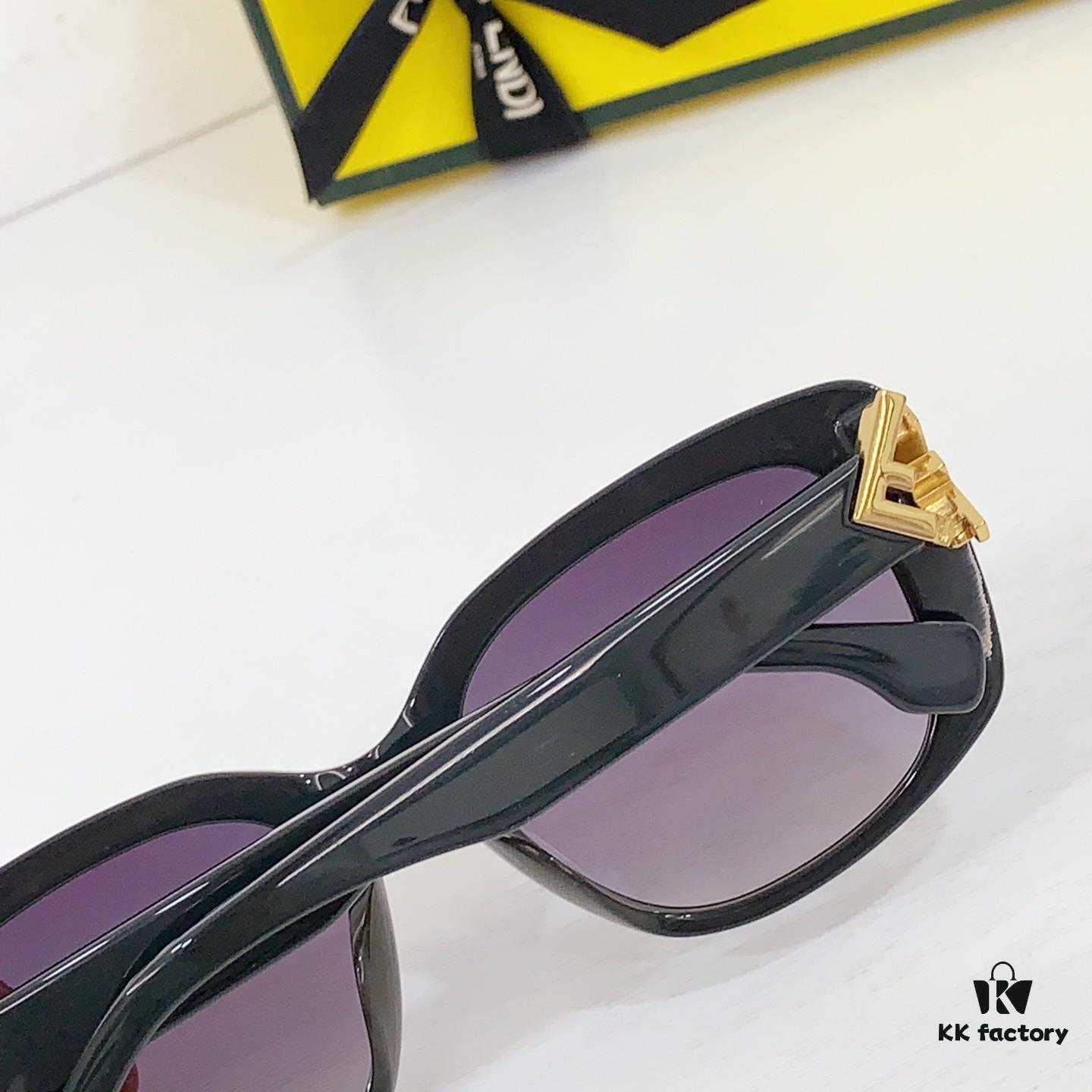 135 FENDI MOD: FE40138I Size: 54□19-140 Sunglasses