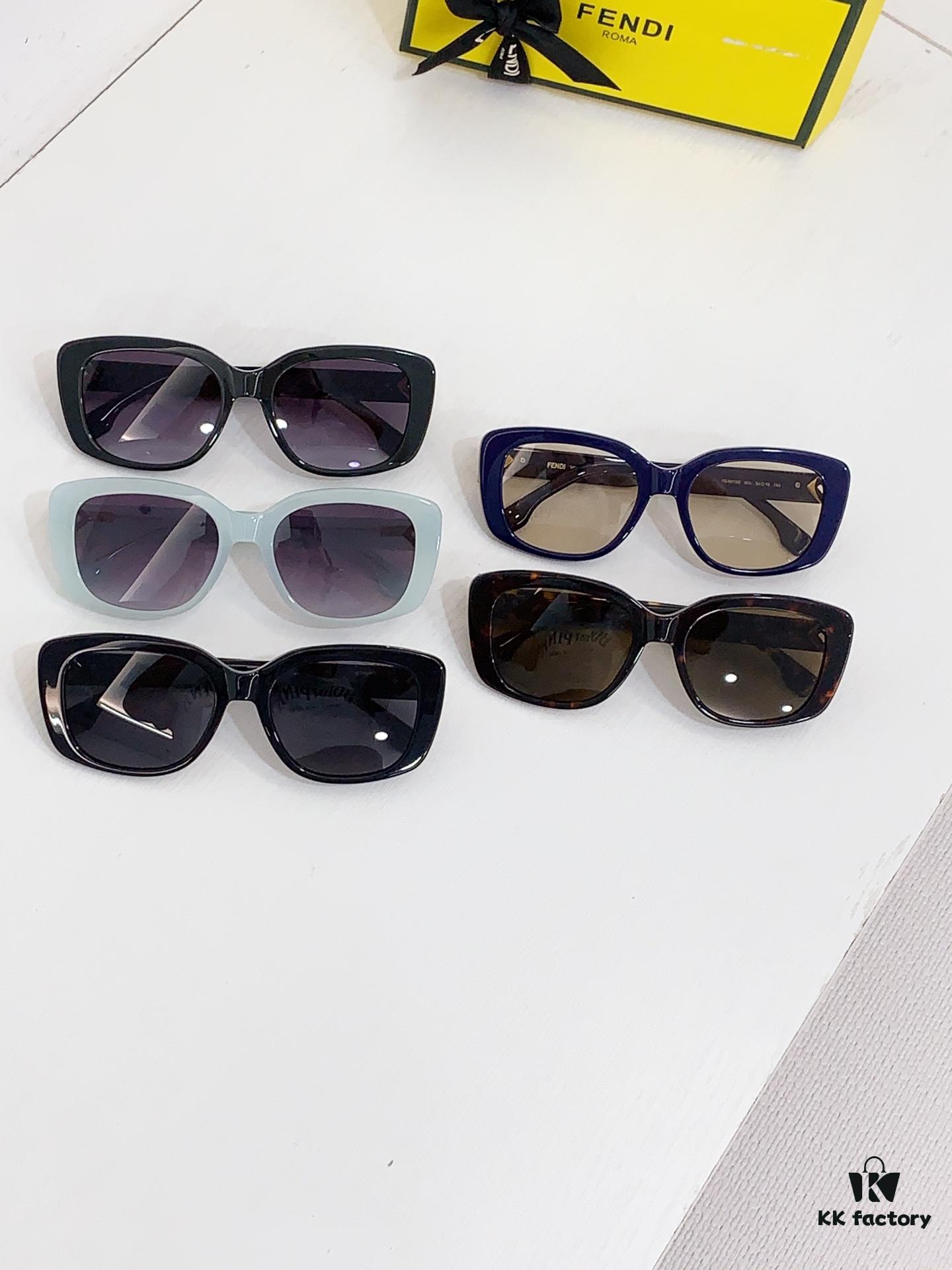 135 FENDI MOD: FE40138I Size: 54□19-140 Sunglasses