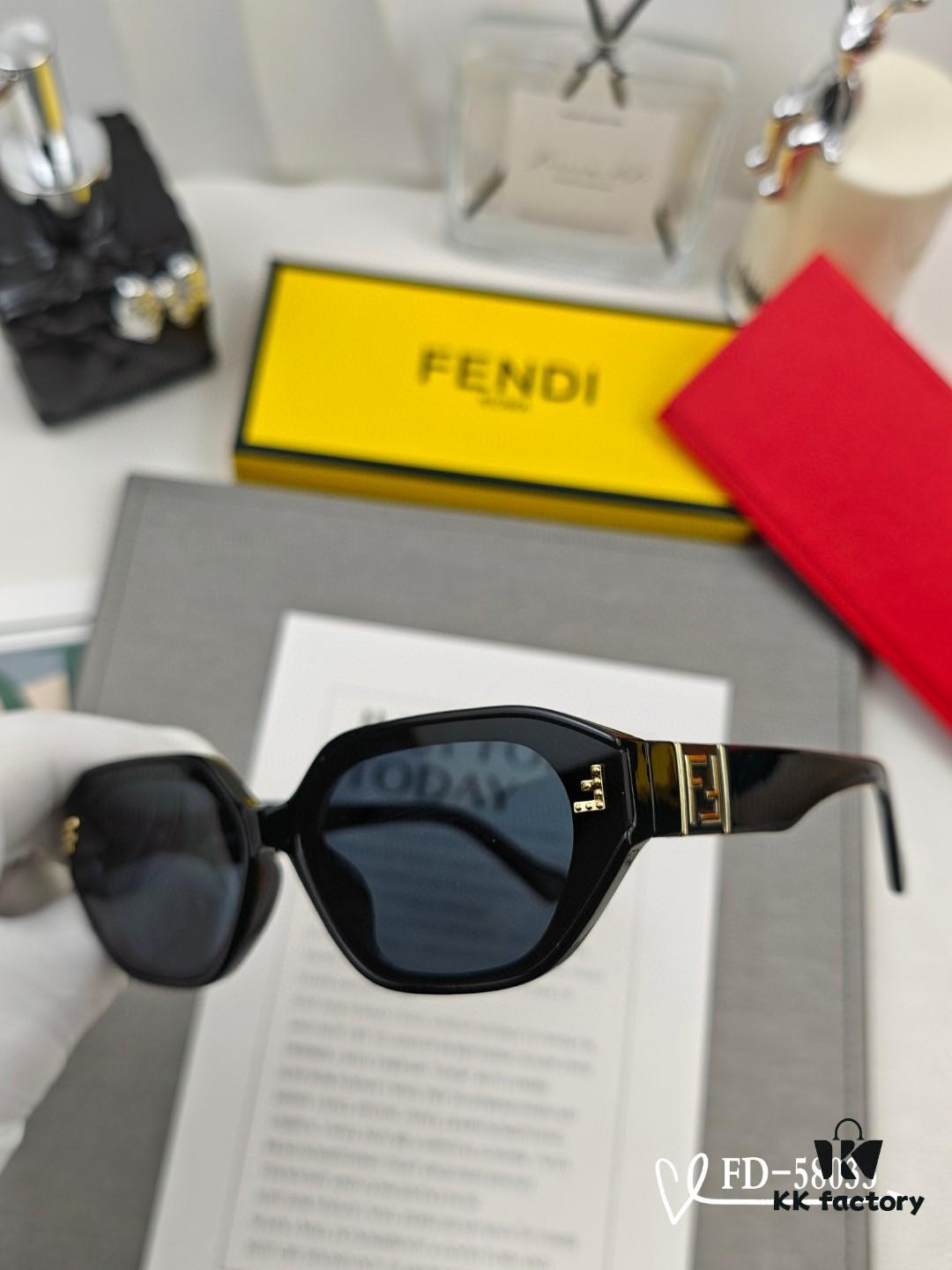 FENDI Italy | Polarized Sunglasses with TR90 Frame and Polarloid Resin Lenses