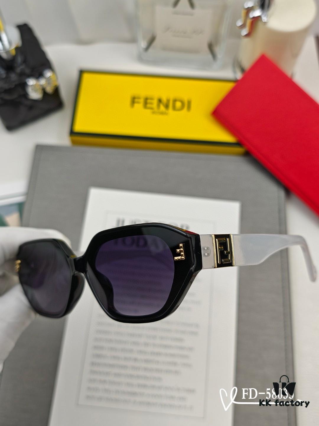 FENDI Italy | Polarized Sunglasses with TR90 Frame and Polarloid Resin Lenses